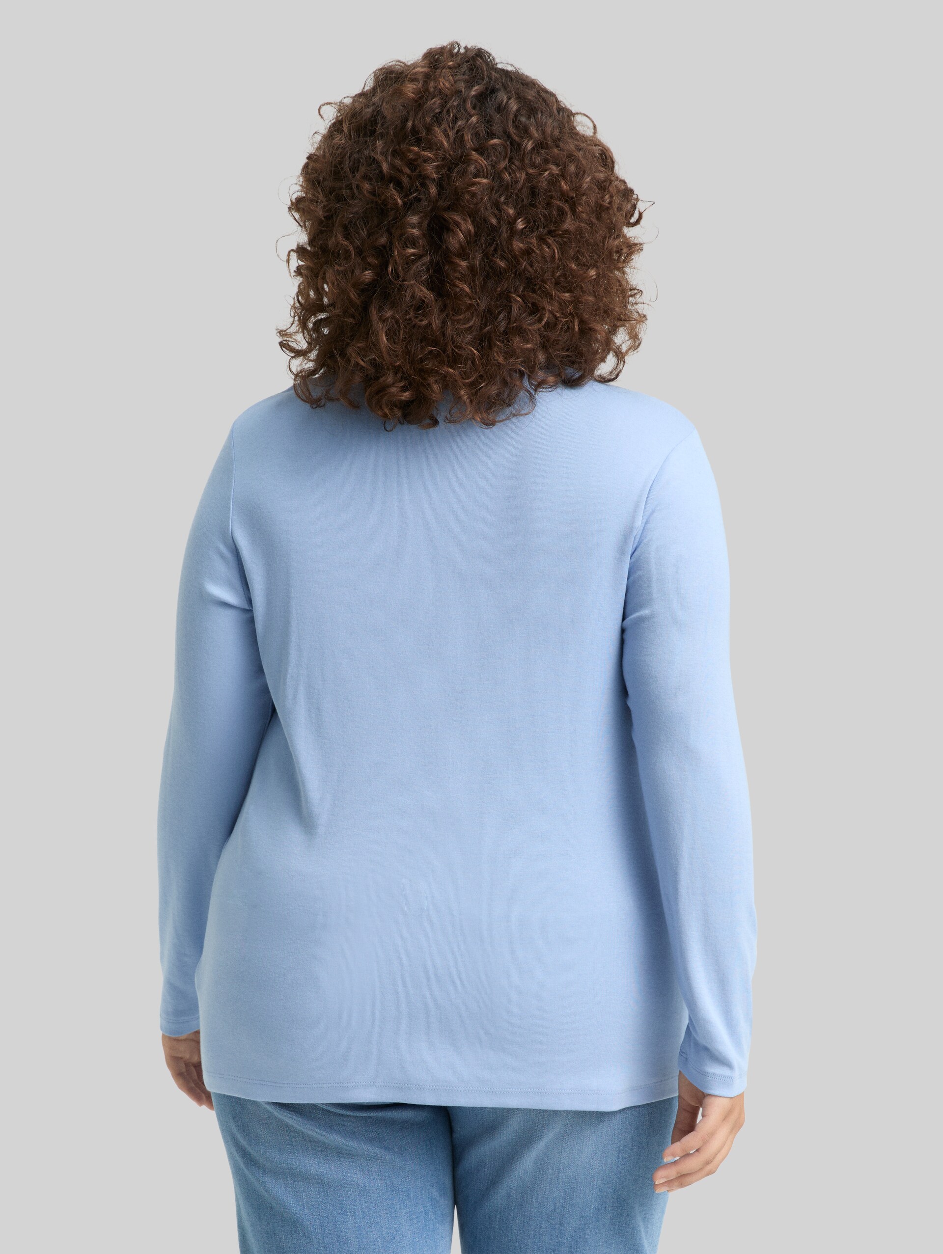 Plus Size - Basic slim fit long-sleeved shirt - light fjord blue - Neckline model-back view