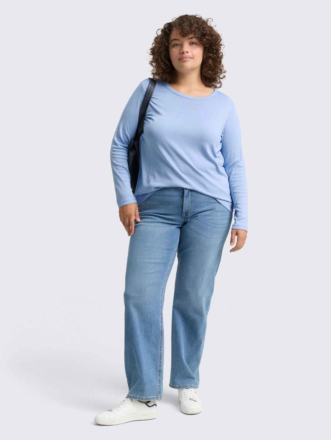 Plus Size - Basic Slim Fit Langarmshirt - light fjord blue - Model-Vorderansicht