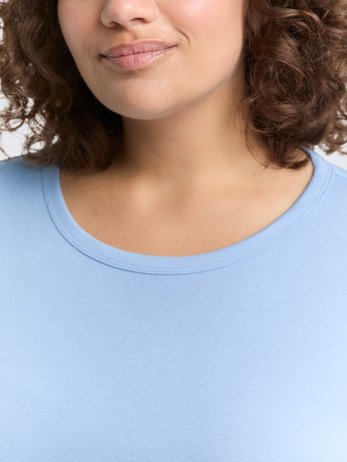 Plus Size - Basic Slim Fit Langarmshirt - light fjord blue - Detail-Model-Ansicht