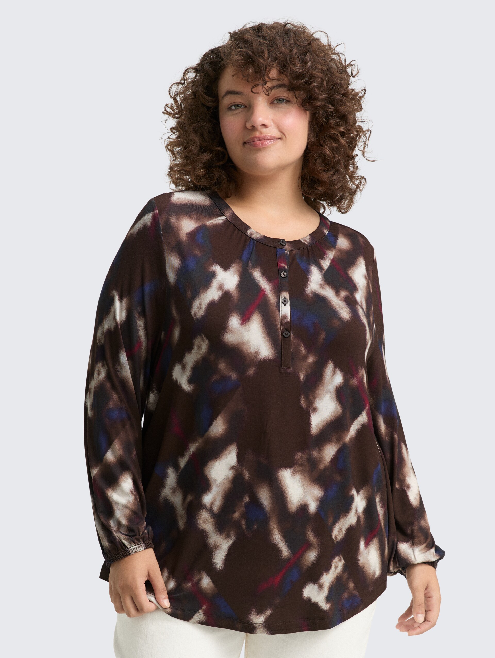 Plus Size - Blusenshirt mit Muster - brown blurry argyle - Ausschnitt Model-Vorderansicht
