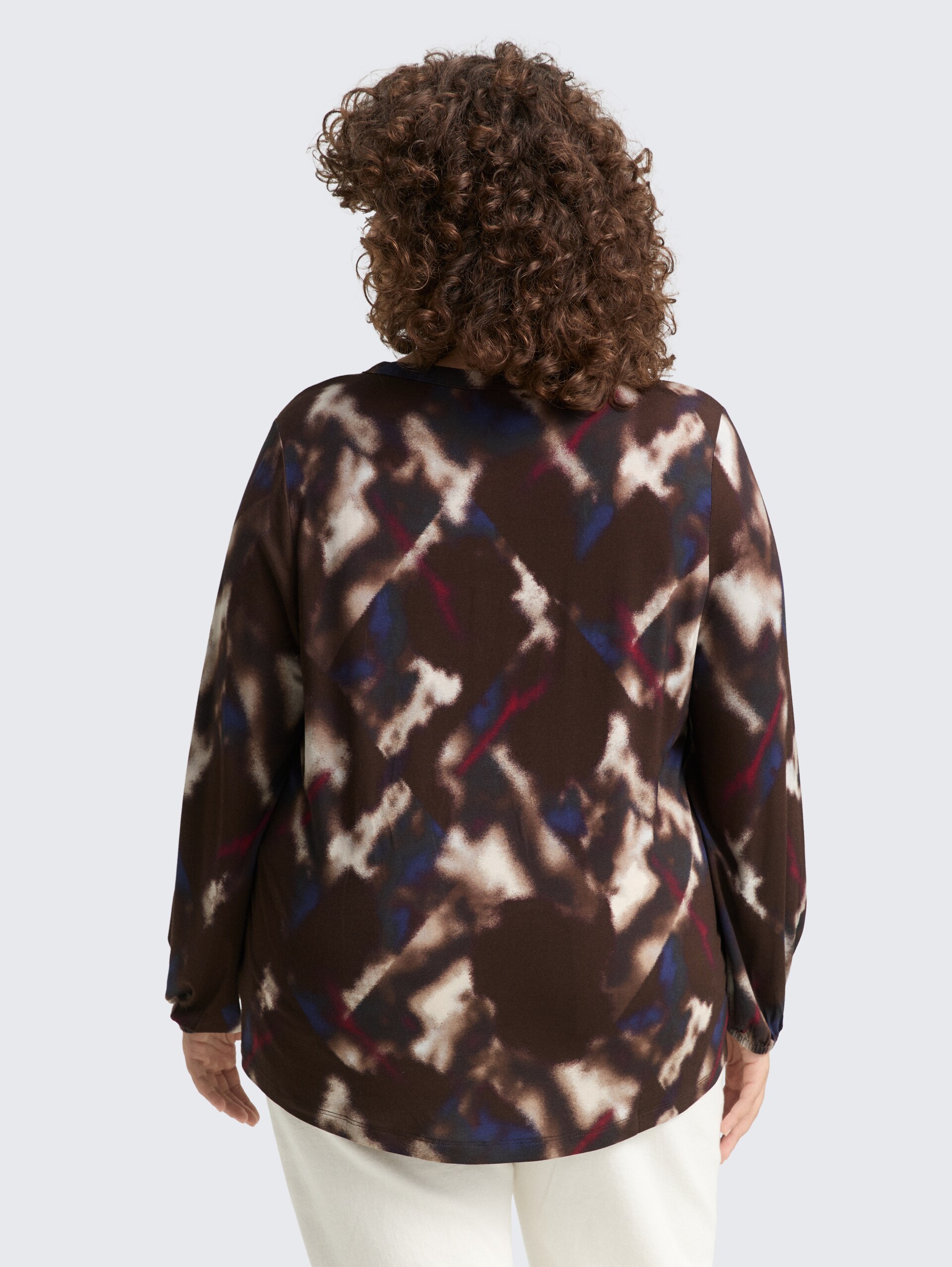 Plus Size - Blusenshirt mit Muster - brown blurry argyle - Auschnitt Model-Rückansicht