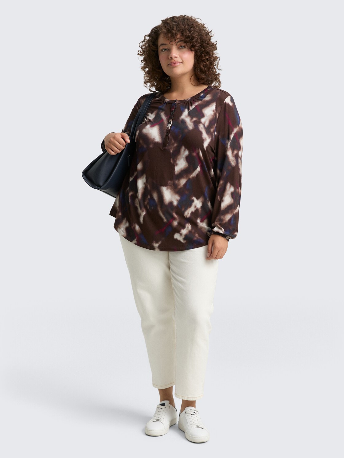 Plus Size - Blusenshirt mit Muster - brown blurry argyle - Model-Vorderansicht