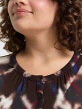 Plus Size - Blouse met patroon - brown blurry argyle - Detailaanzicht model