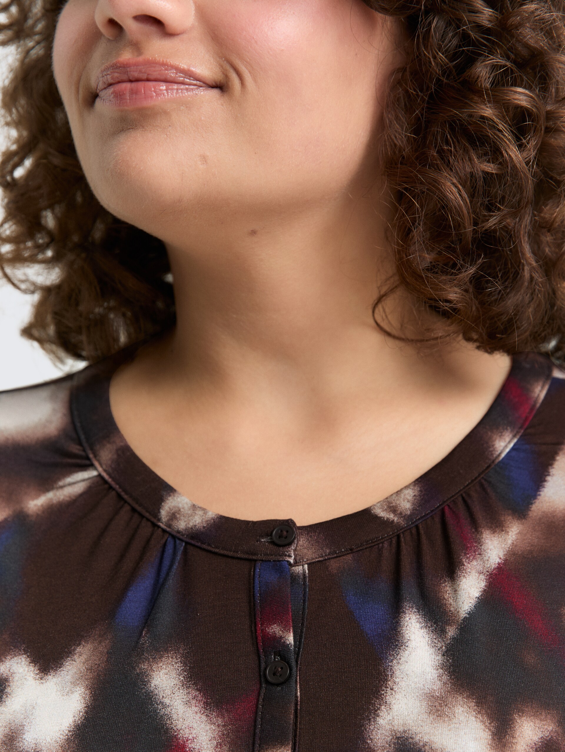Plus Size - Blusenshirt mit Muster - brown blurry argyle - Detail-Model-Ansicht