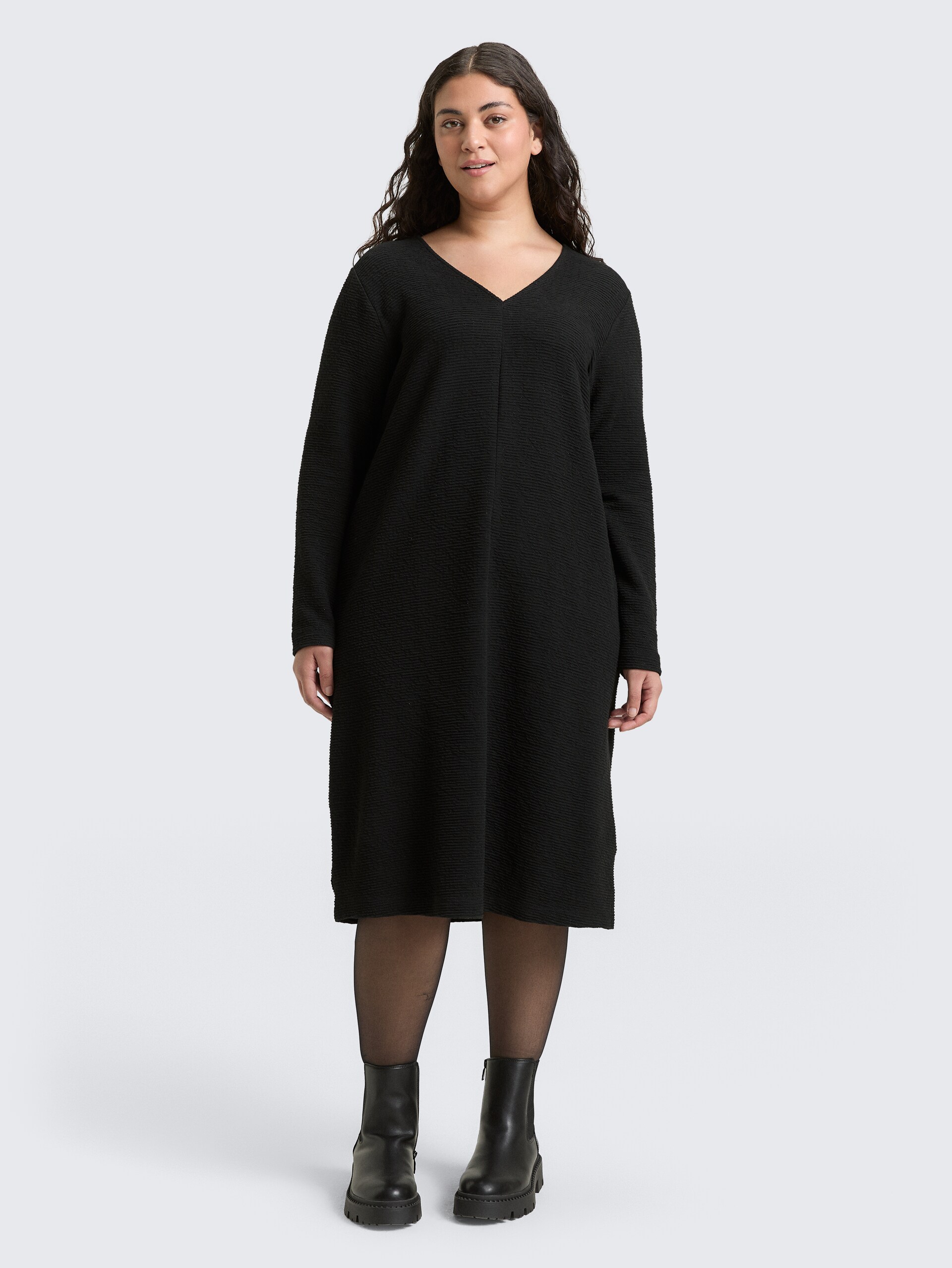 Plus Size - Kleid mit Glitzer-Effekt - deep black - Model-Vorderansicht