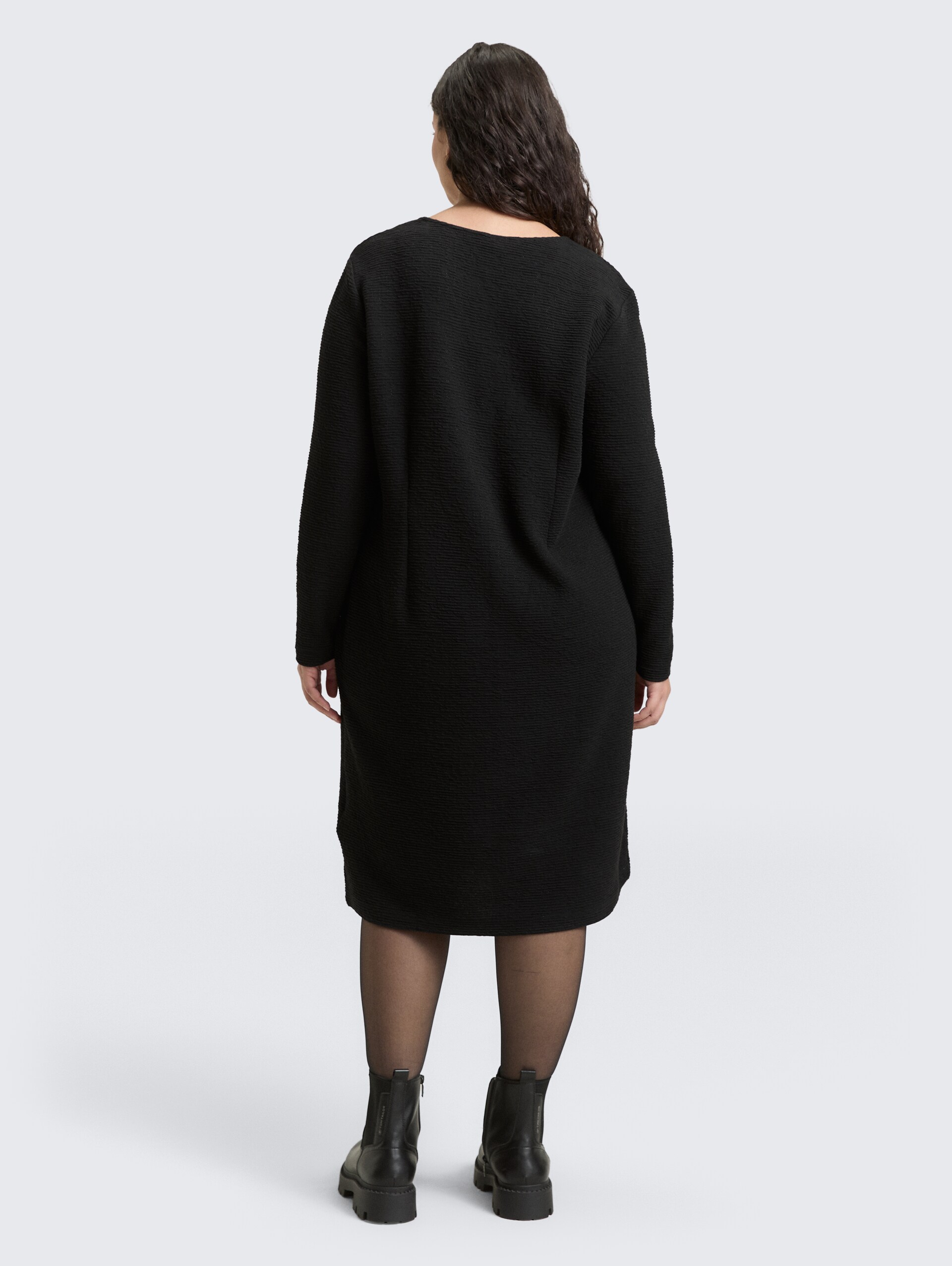 Plus Size - Kleid mit Glitzer-Effekt - deep black - Model-Rückansicht