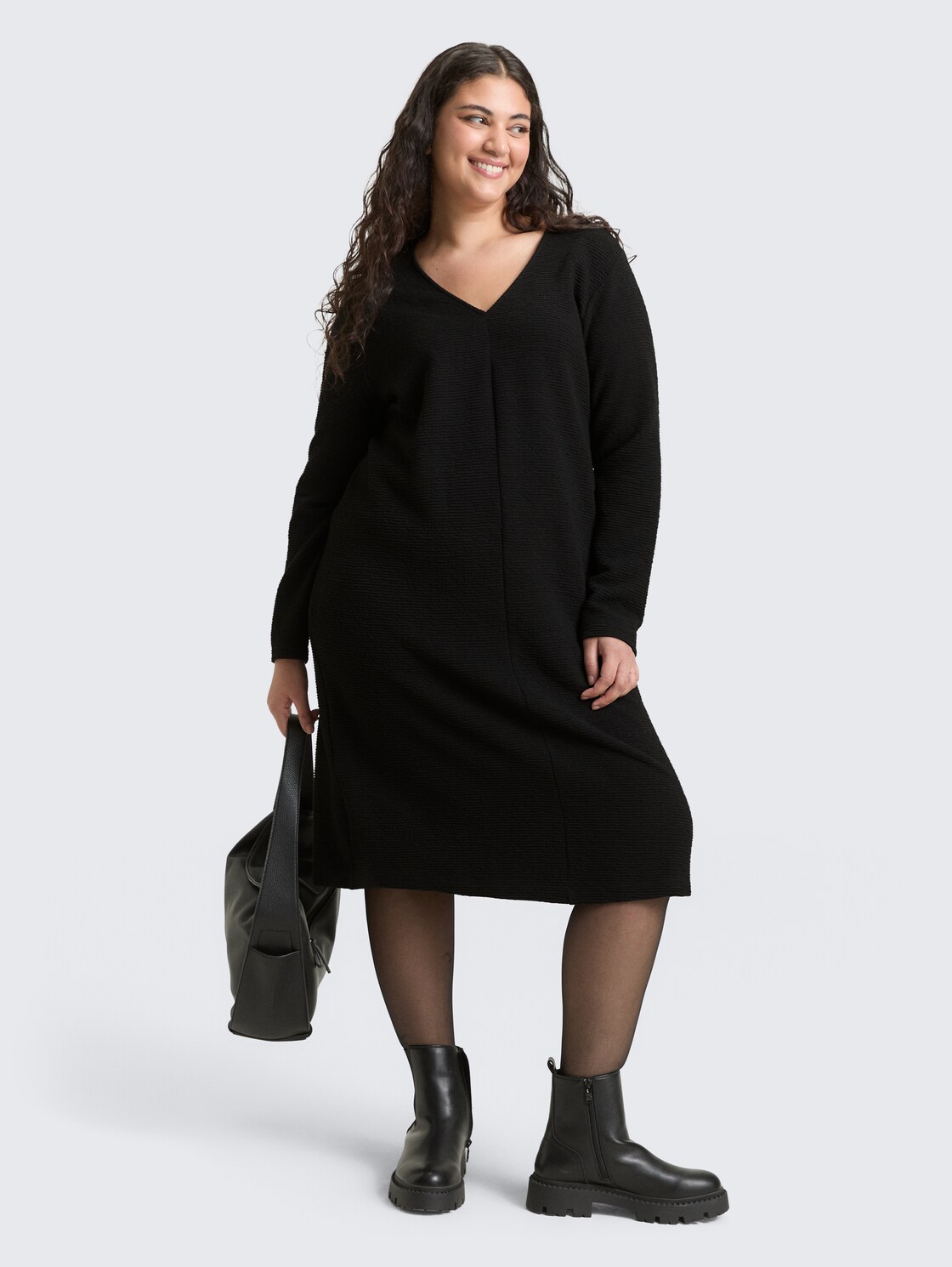 Plus Size - Kleid mit Glitzer-Effekt - deep black - seitliche Model-Ansicht