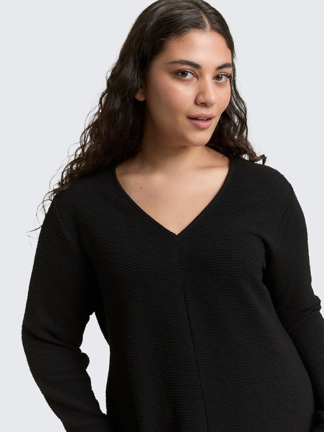 Plus Size - Kleid mit Glitzer-Effekt - deep black - Detail-Model-Ansicht