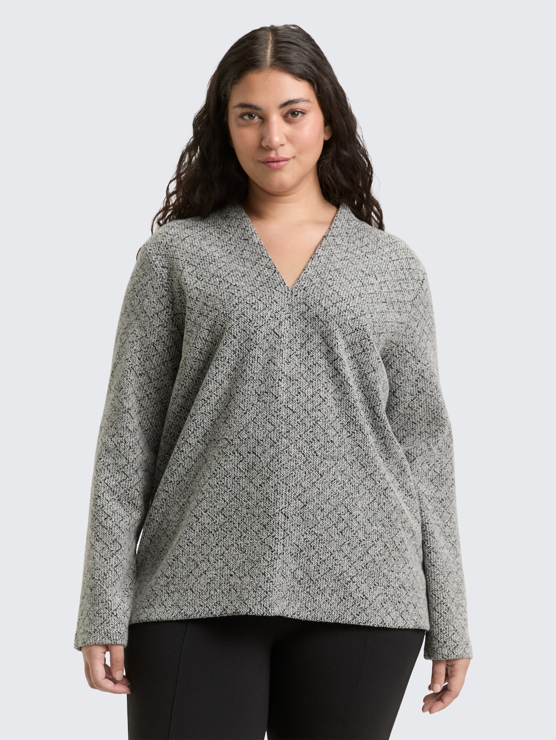 Plus Size - Sweatshirt mit V-Ausschnitt - black white argyle structure - Ausschnitt Model-Vorderansicht