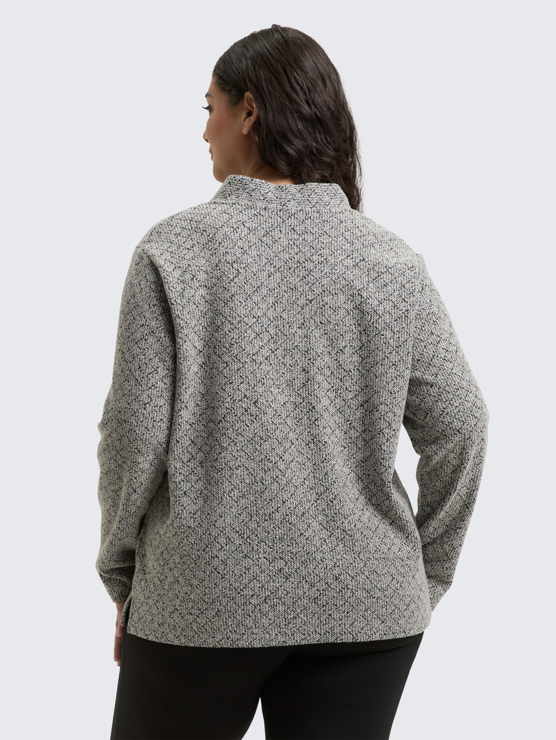 Plus Size - Sweatshirt mit V-Ausschnitt - black white argyle structure - Auschnitt Model-Rückansicht