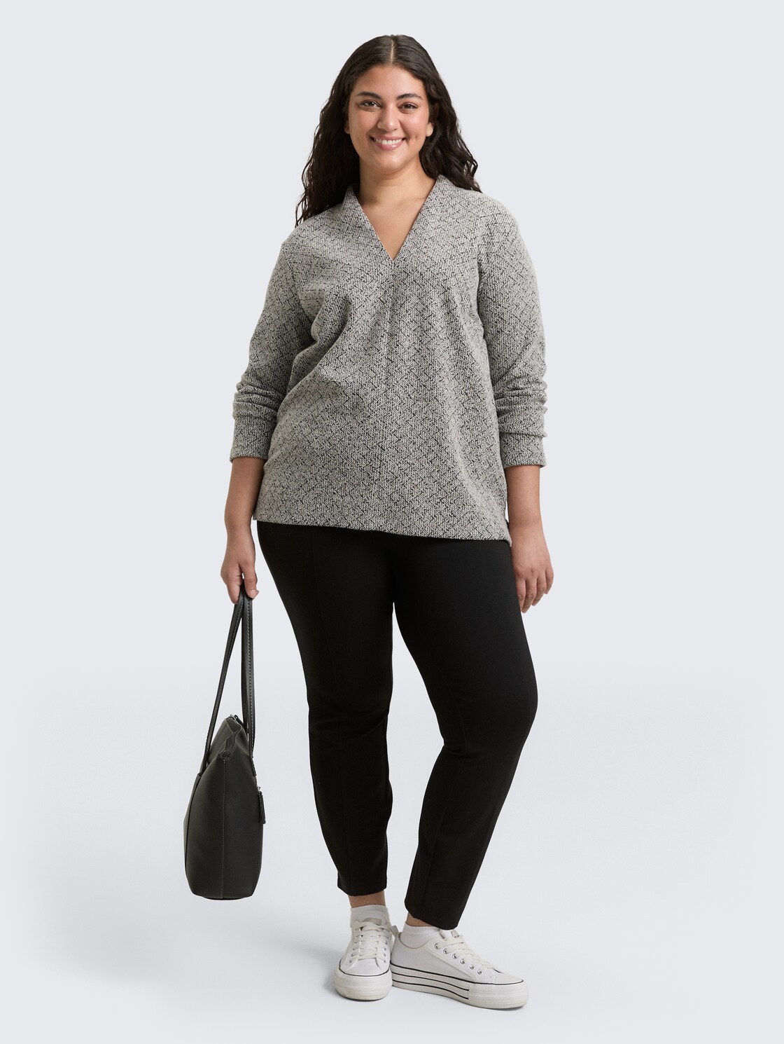 Plus Size - Sweatshirt mit V-Ausschnitt - black white argyle structure - Model-Vorderansicht