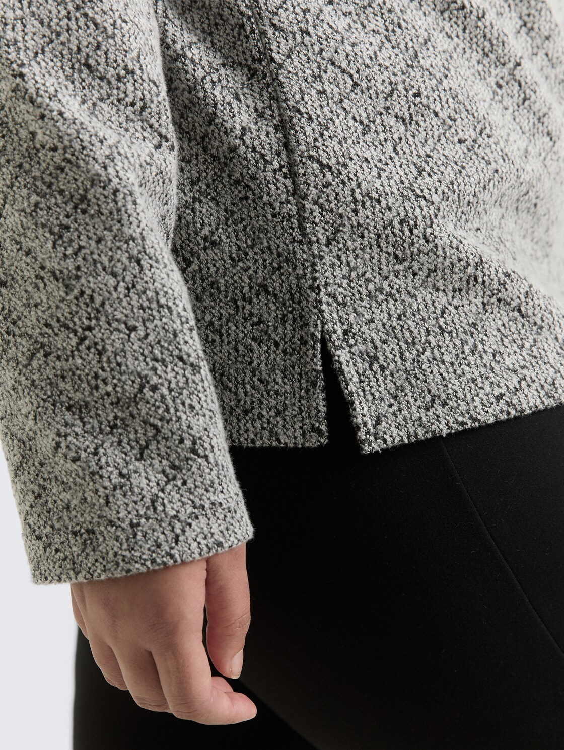 Plus Size - Sweatshirt mit V-Ausschnitt - black white argyle structure - Detail-Model-Ansicht