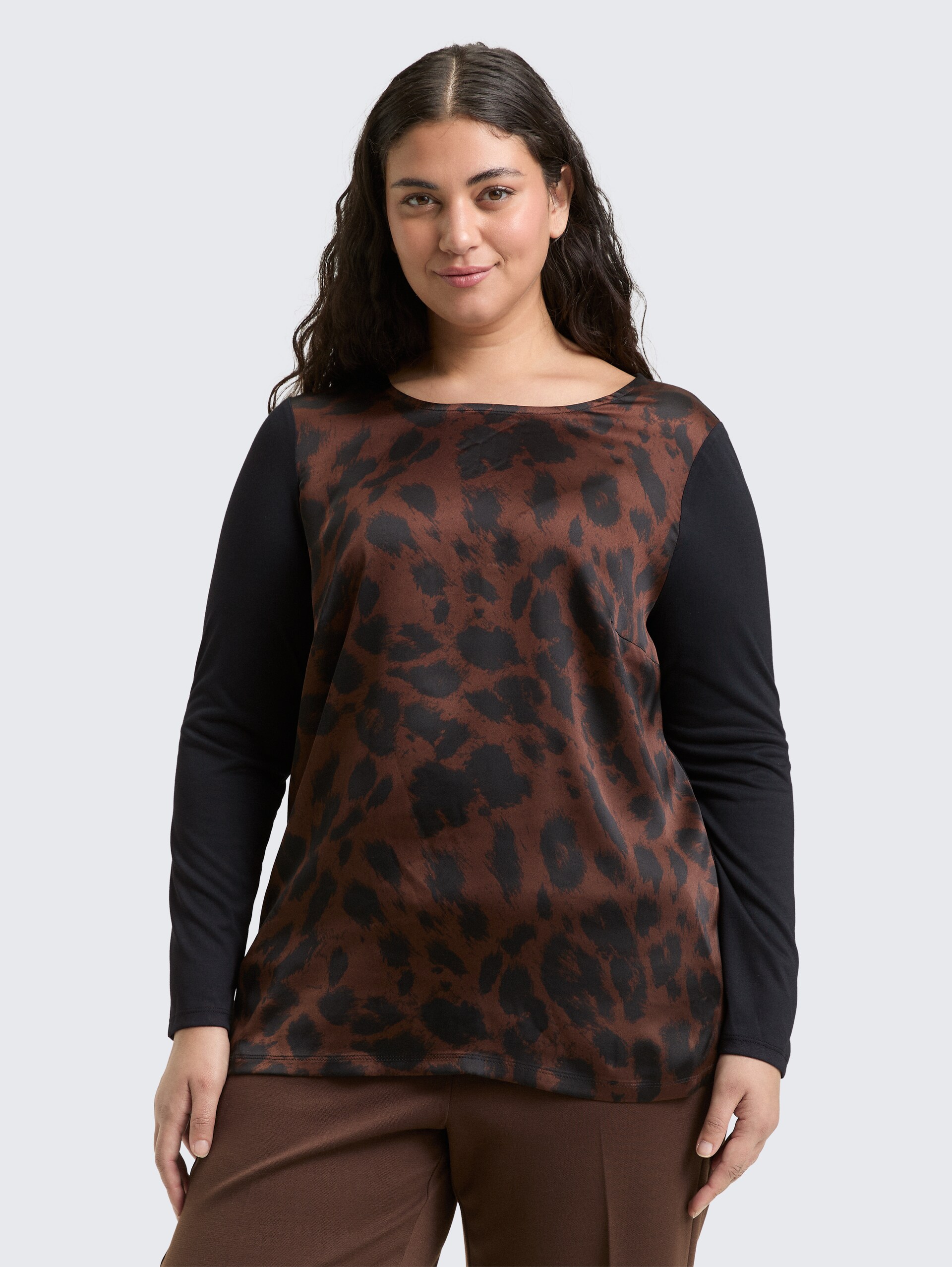 Plus Size - Loose Fit Langarmshirt mit Leo-Print - brown black big leo print - Ausschnitt Model-Vorderansicht