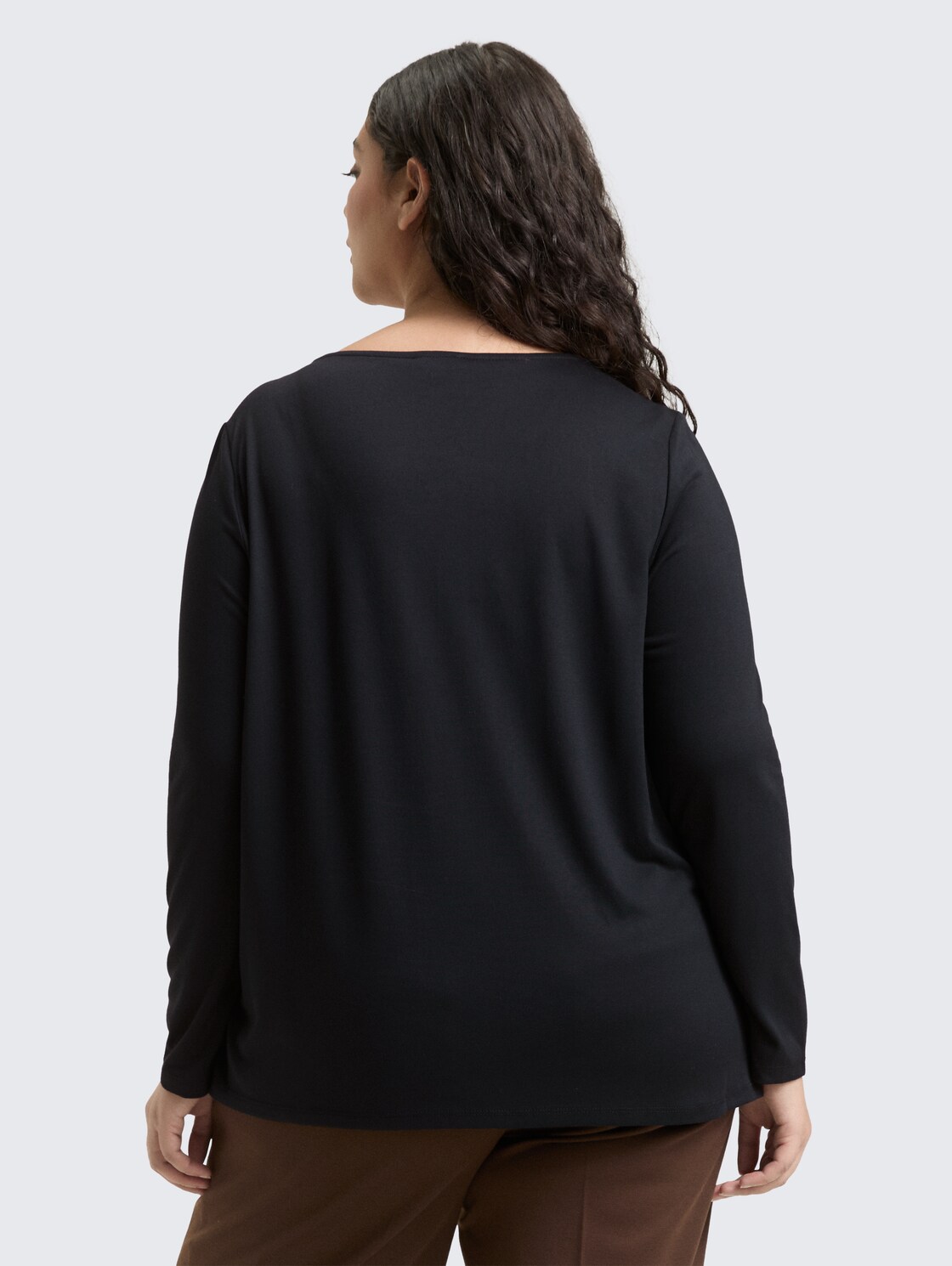 Plus Size - Loose Fit Langarmshirt mit Leo-Print - brown black big leo print - Auschnitt Model-Rückansicht