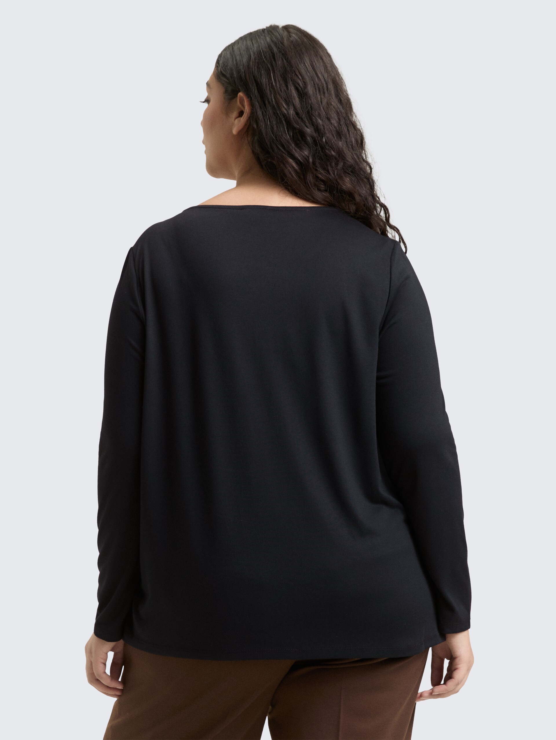 Plus Size - Loose Fit Langarmshirt mit Leo-Print - brown black big leo print - Auschnitt Model-Rückansicht