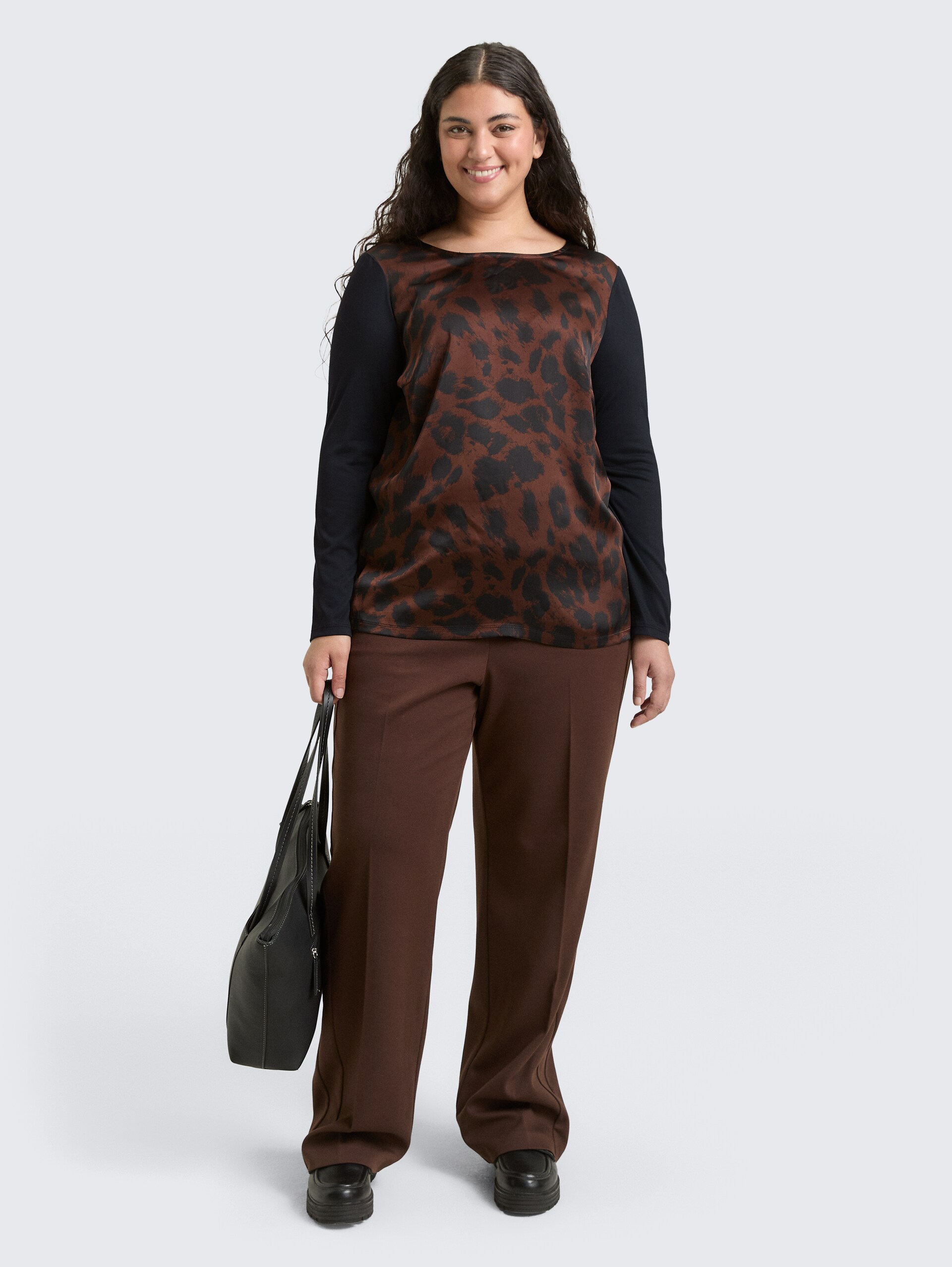 Plus Size - Loose Fit Langarmshirt mit Leo-Print - brown black big leo print - Model-Vorderansicht