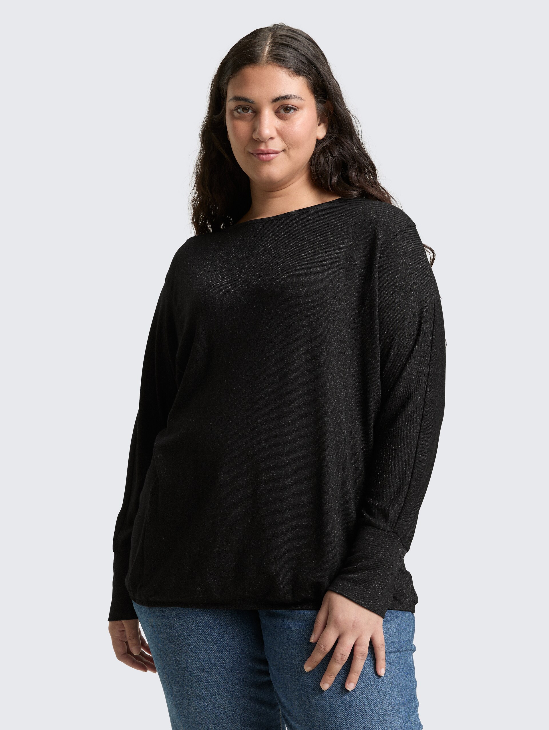 Plus Size - Loose Fit Langarmshirt mit Glitzer-Effekt - deep black - Ausschnitt Model-Vorderansicht