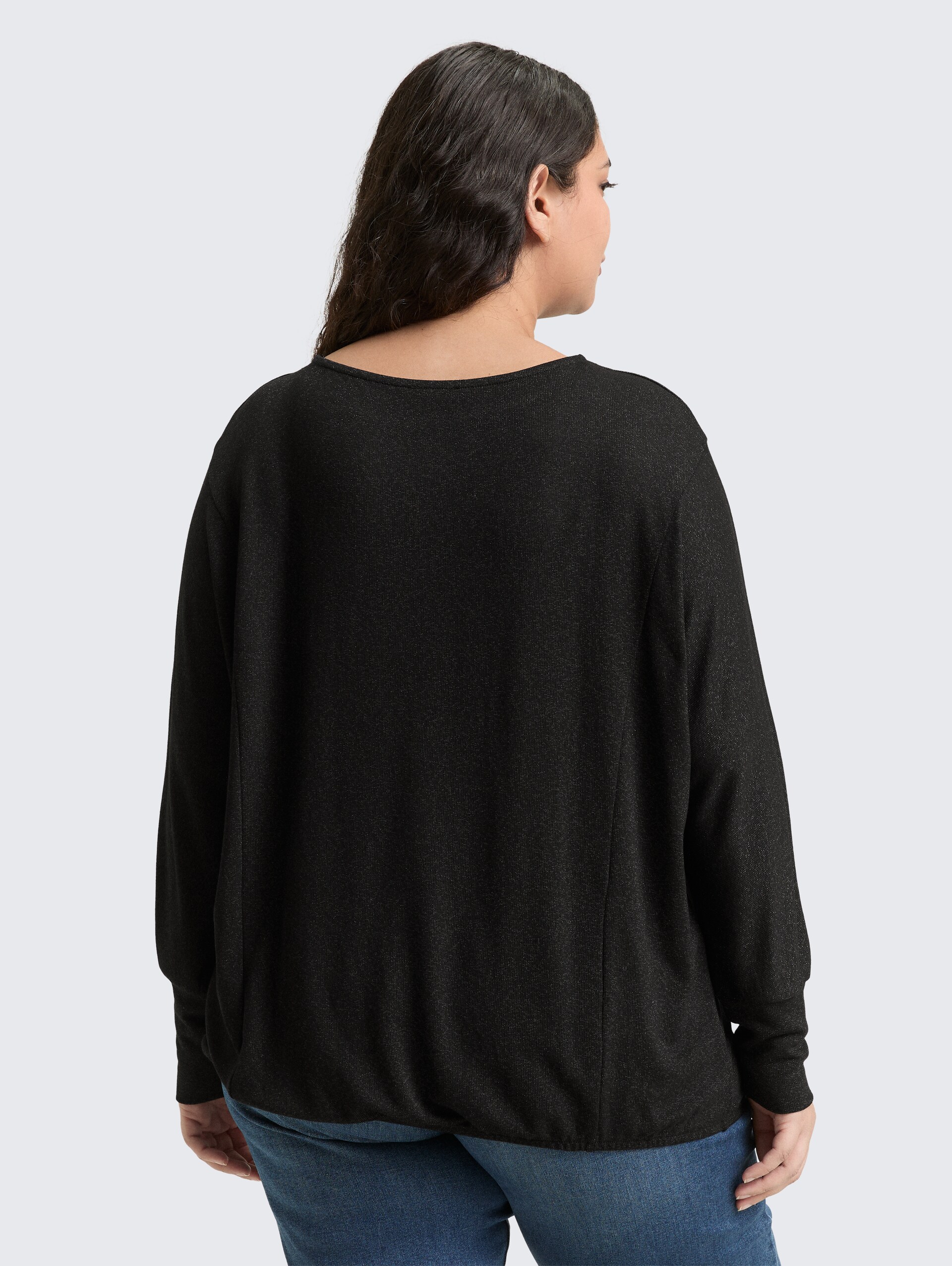 Plus Size - Loose Fit Langarmshirt mit Glitzer-Effekt - deep black - Auschnitt Model-Rückansicht