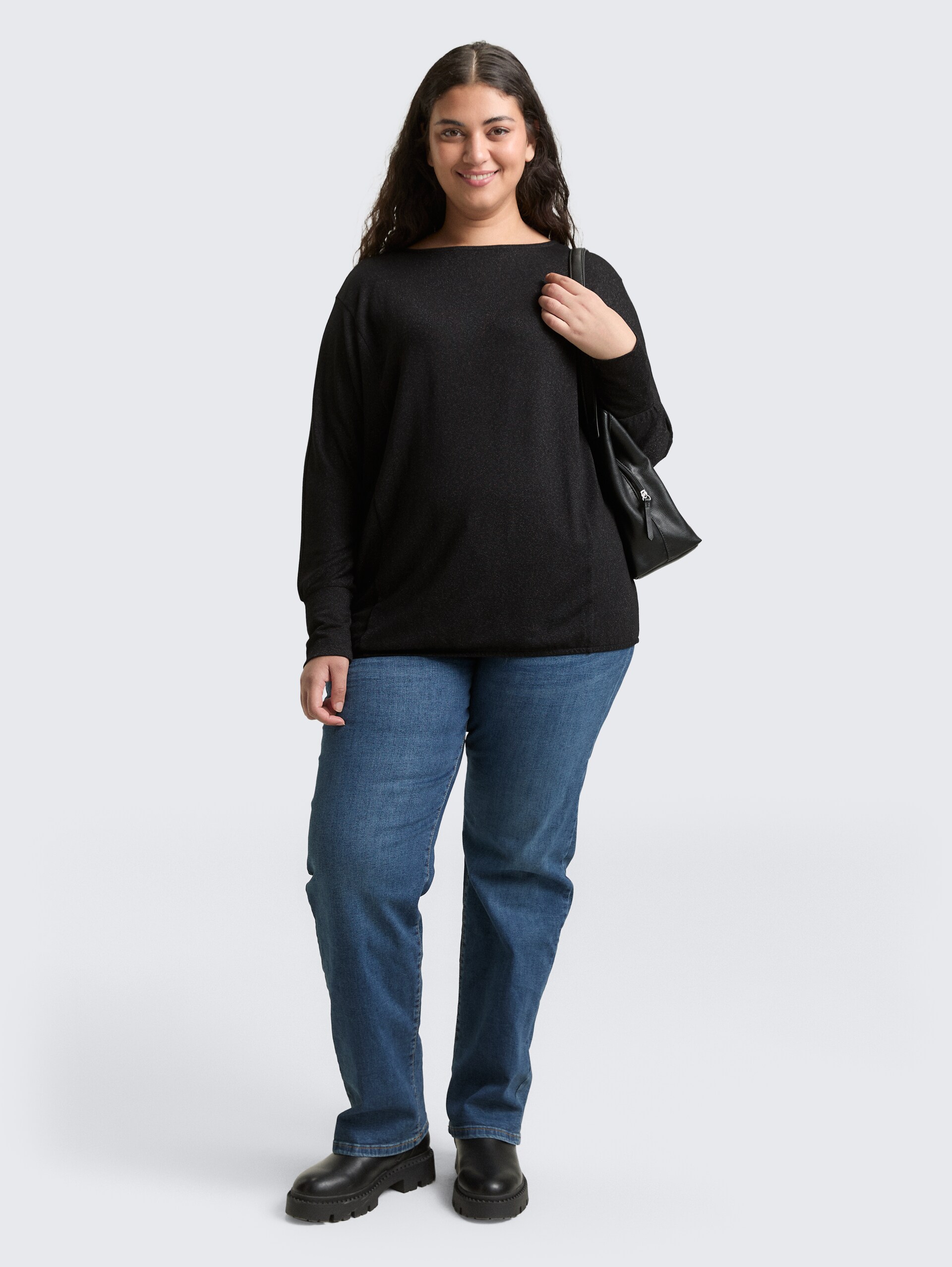 Plus Size - Loose Fit Langarmshirt mit Glitzer-Effekt - deep black - Model-Vorderansicht