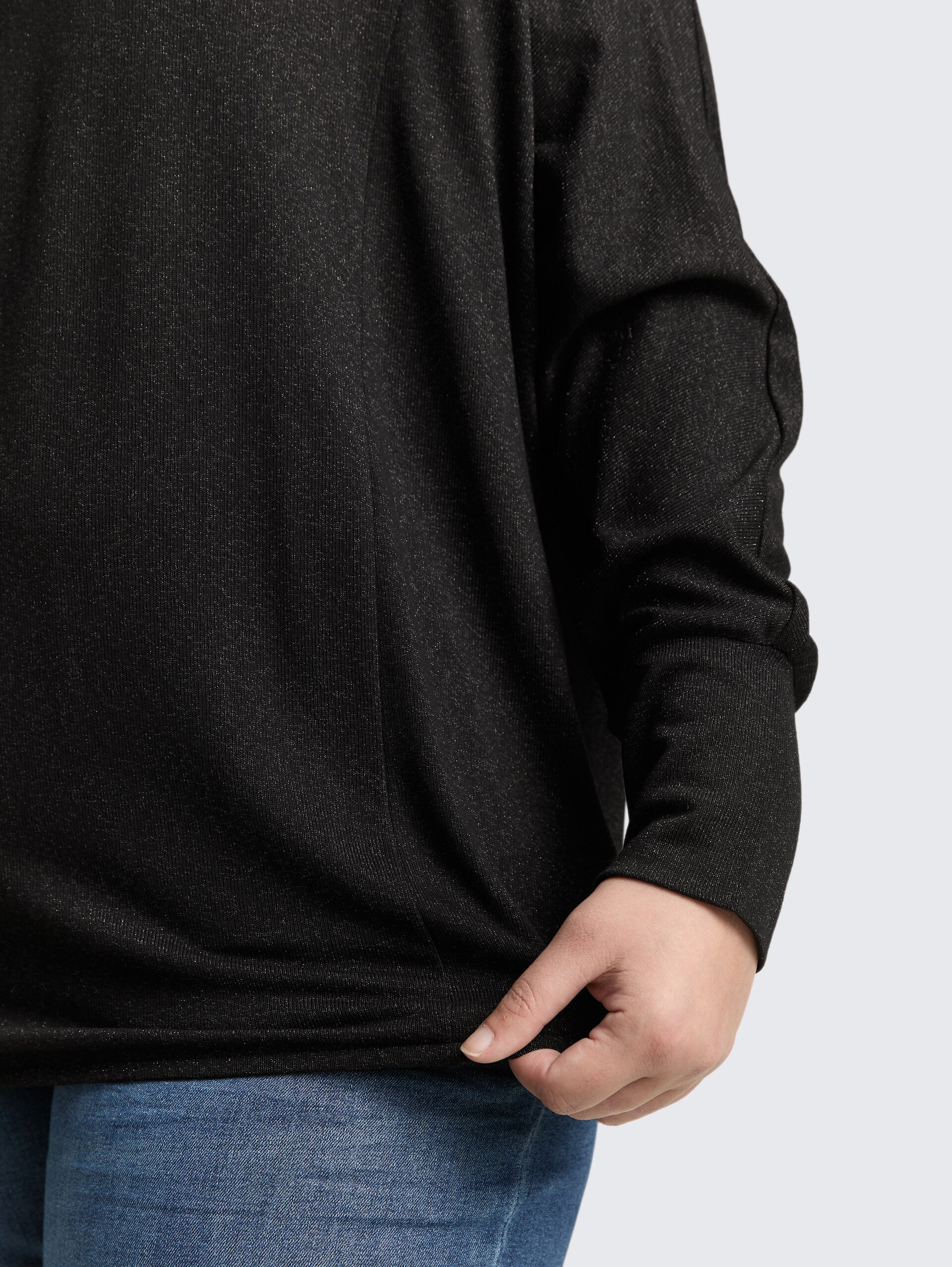 Plus Size - Loose Fit Langarmshirt mit Glitzer-Effekt - deep black - Detail-Model-Ansicht
