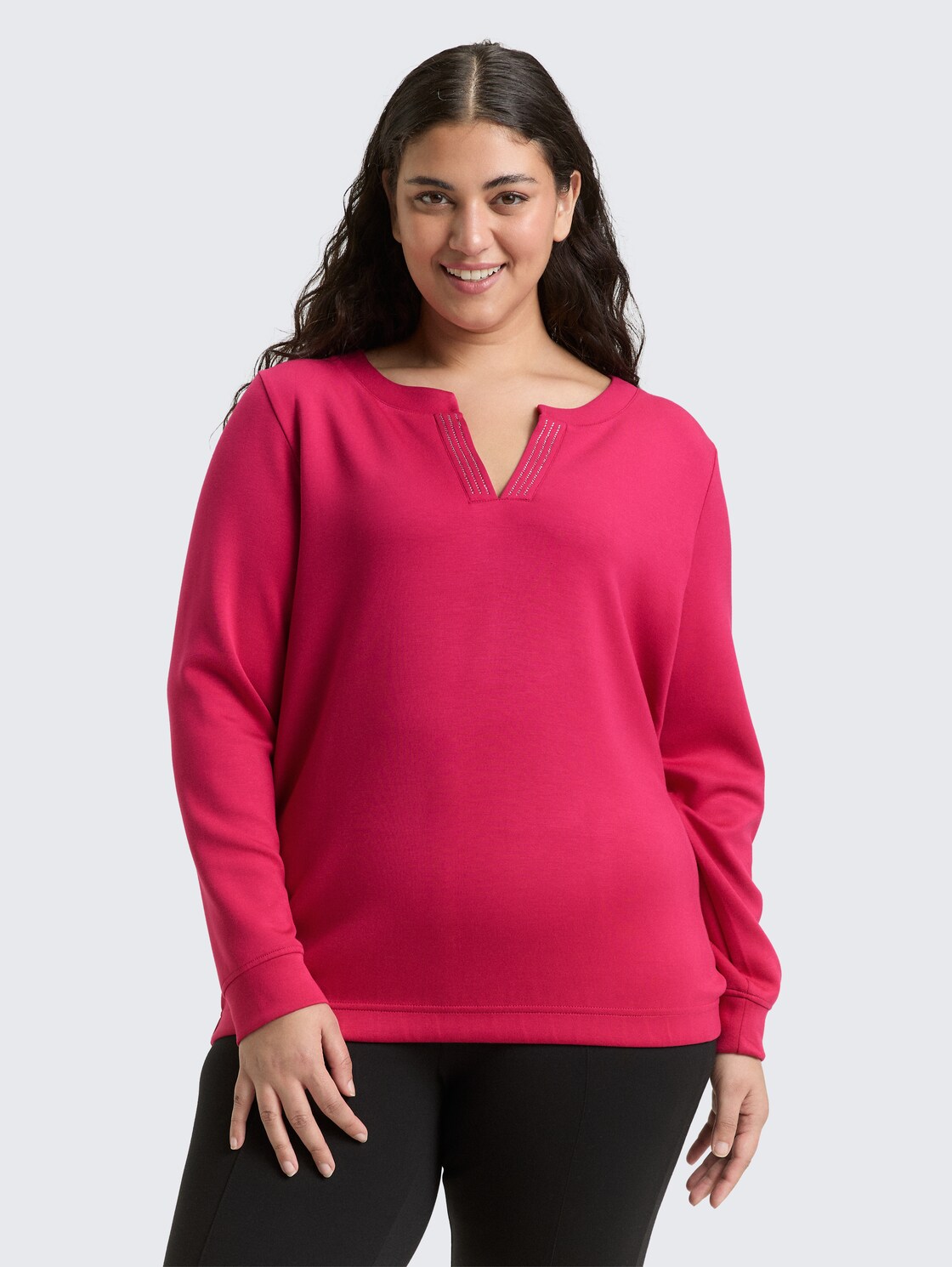 Plus Size - Scuba Sweatshirt mit Strasssteinen - dark pink - Ausschnitt Model-Vorderansicht