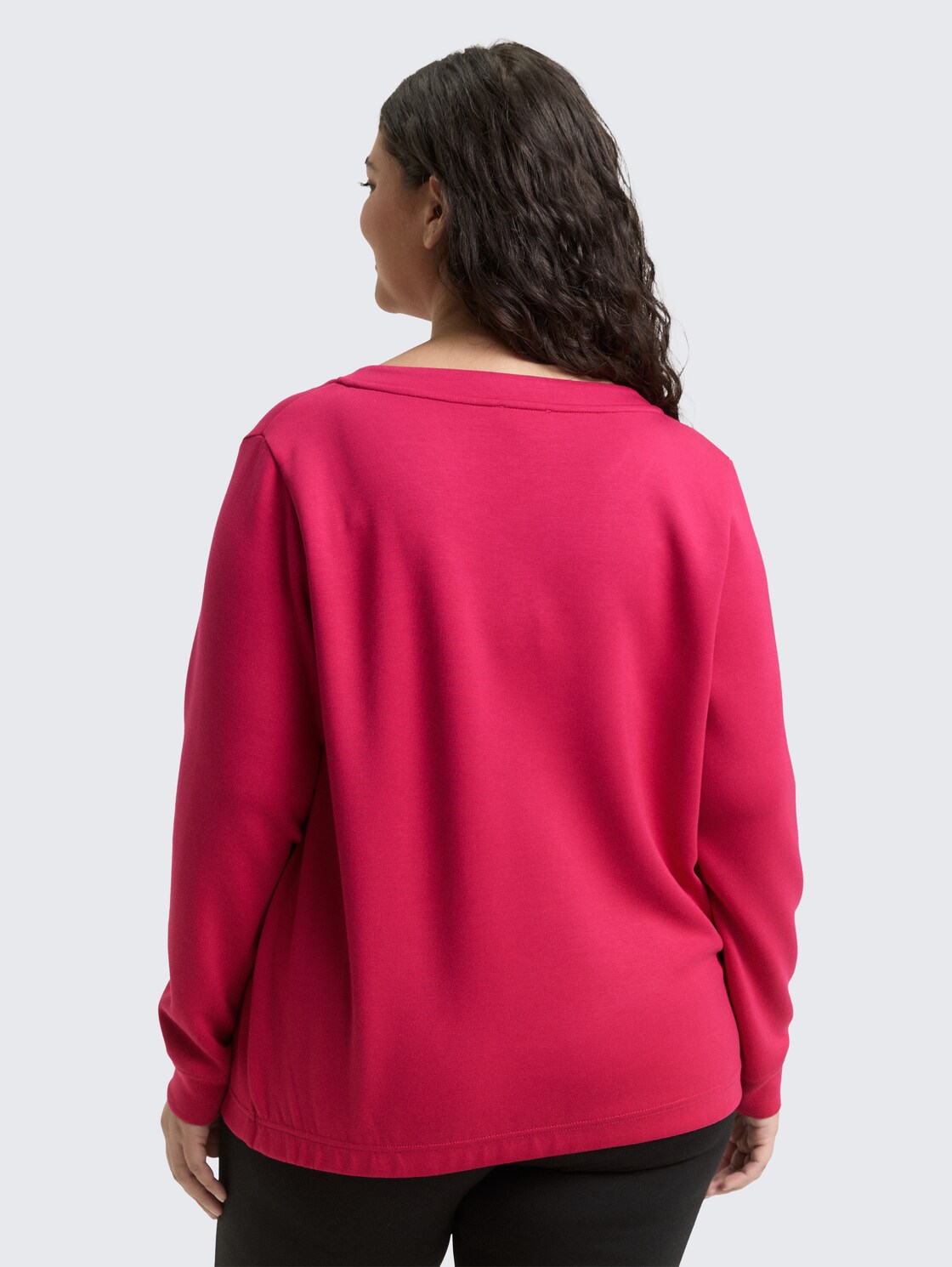 Plus Size - Scuba Sweatshirt mit Strasssteinen - dark pink - Auschnitt Model-Rückansicht