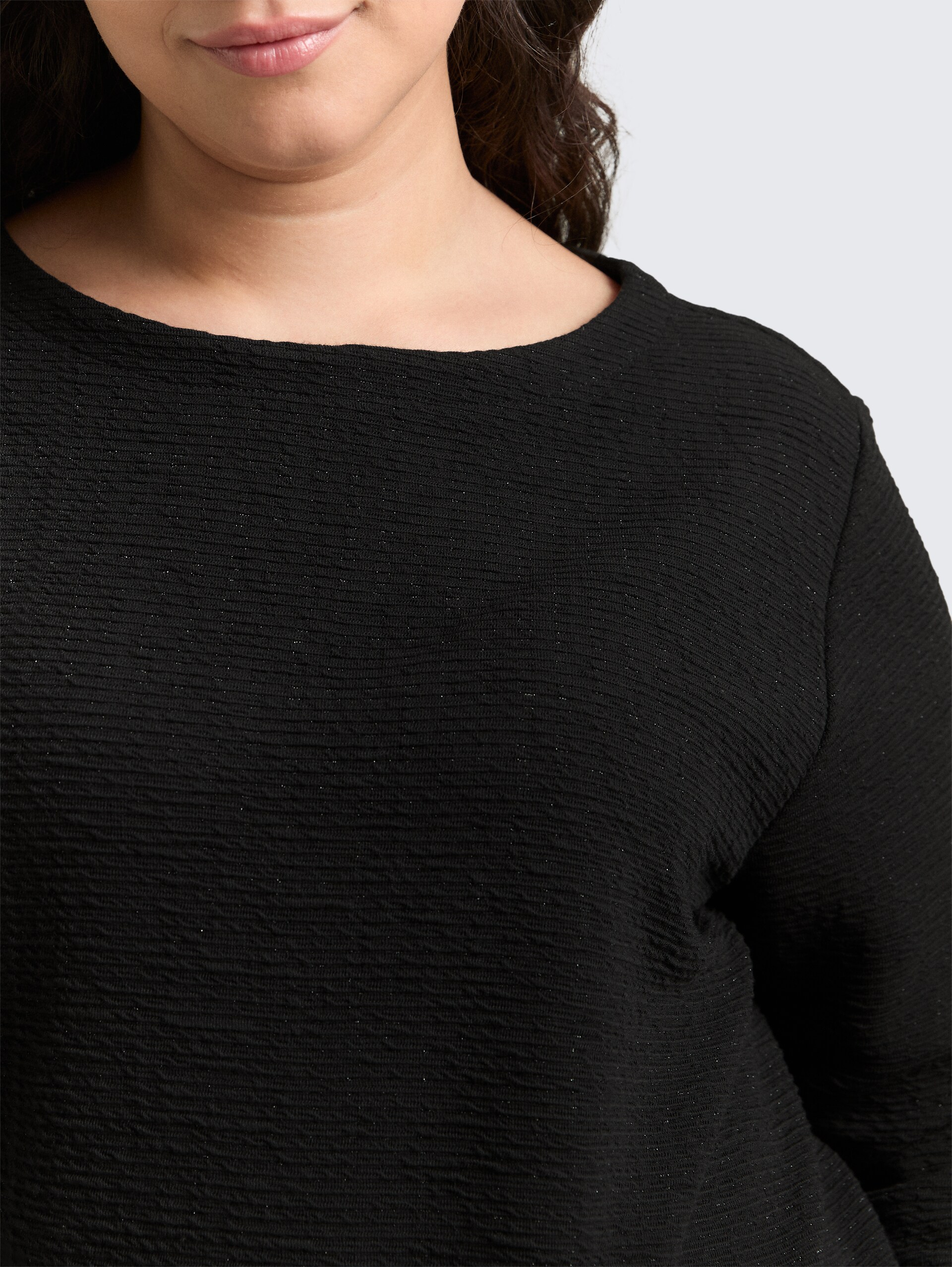 Plus Size - Sweatshirt mit Glitzer-Effekt - deep black - Detail-Model-Ansicht