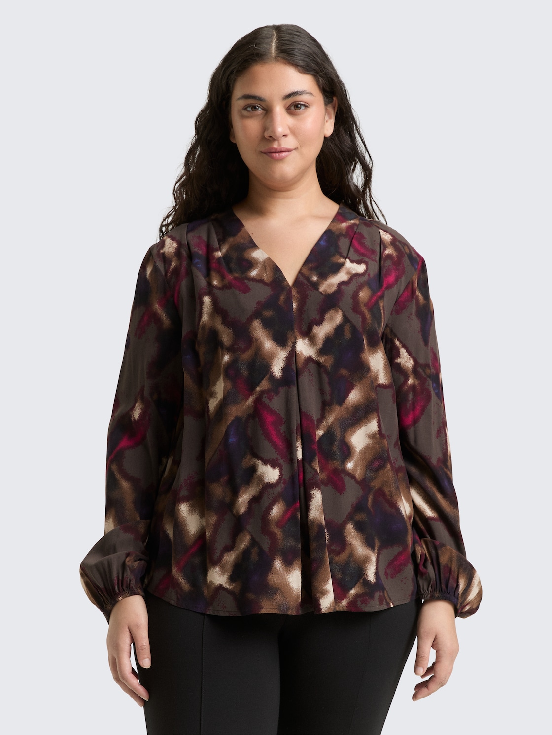 Plus Size - Bluse mit Muster - brown blurry argyle - Ausschnitt Model-Vorderansicht