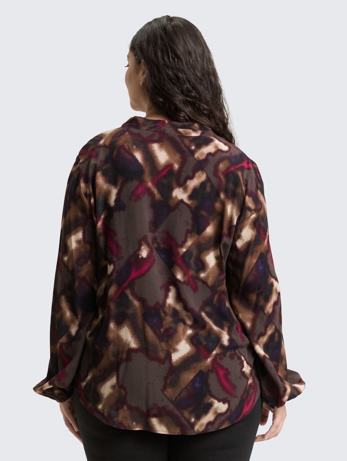 Plus Size - Bluse mit Muster - brown blurry argyle - Auschnitt Model-Rückansicht