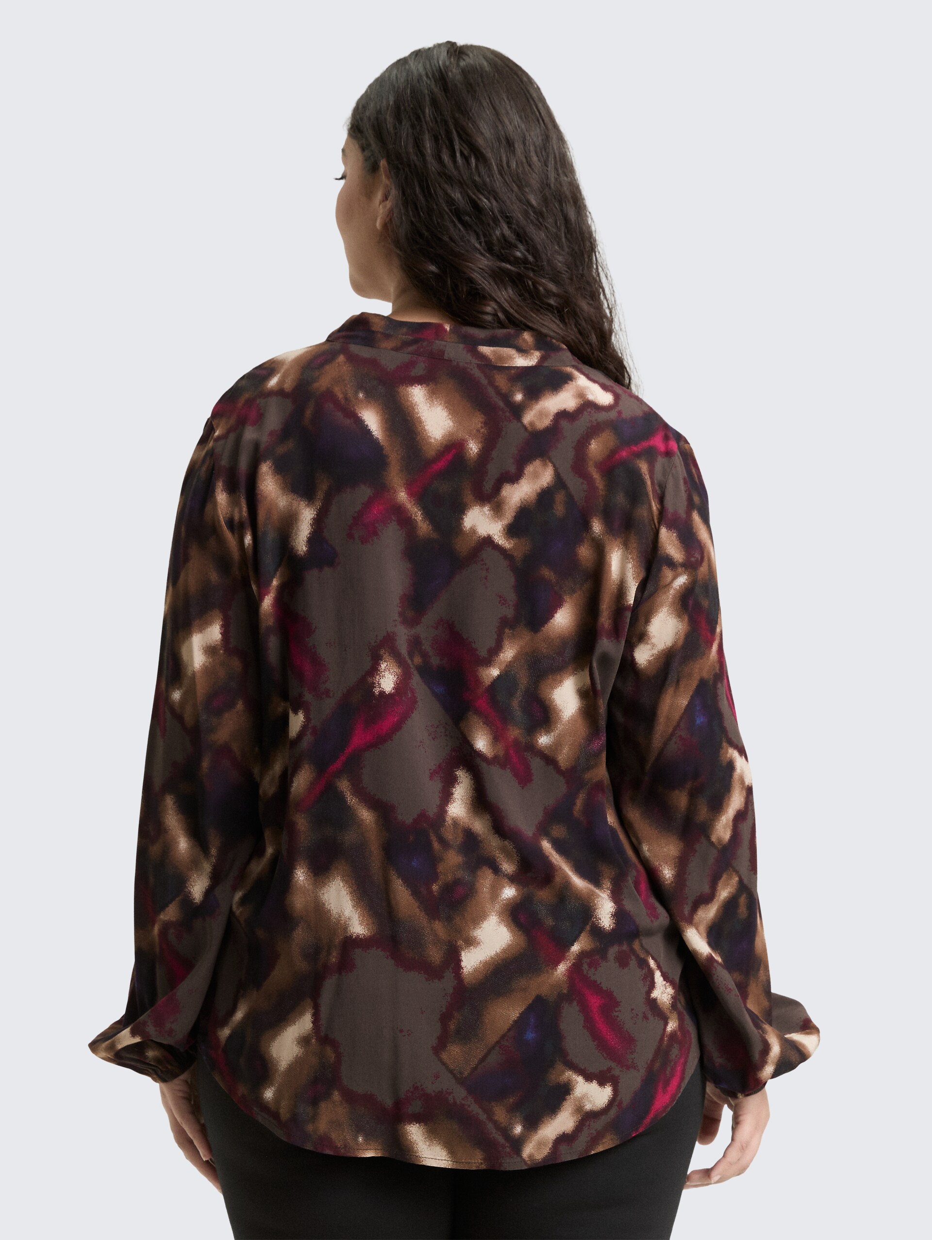 Plus Size - Bluse mit Muster - brown blurry argyle - Auschnitt Model-Rückansicht