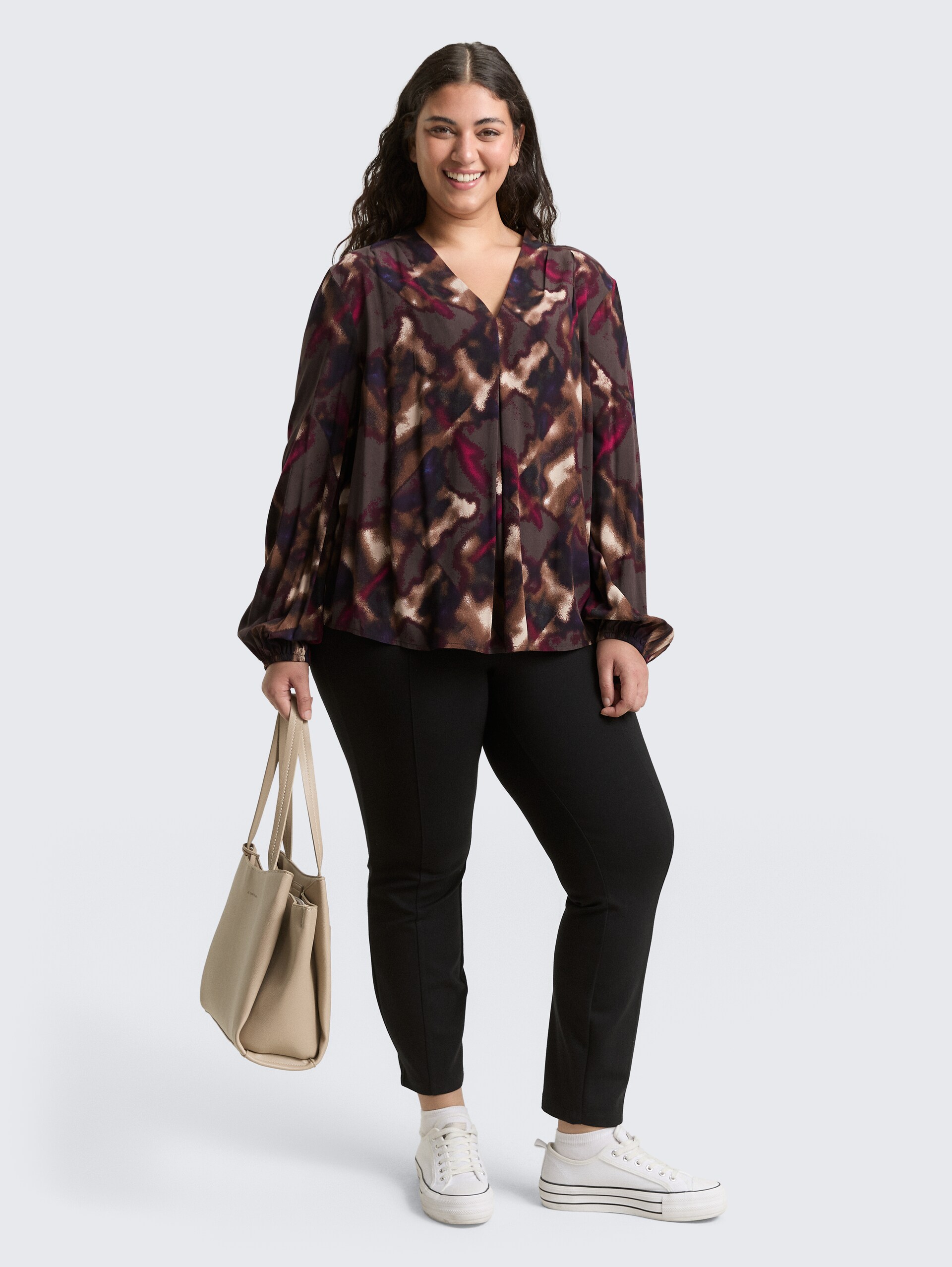 Plus Size - Bluse mit Muster - brown blurry argyle - Model-Vorderansicht