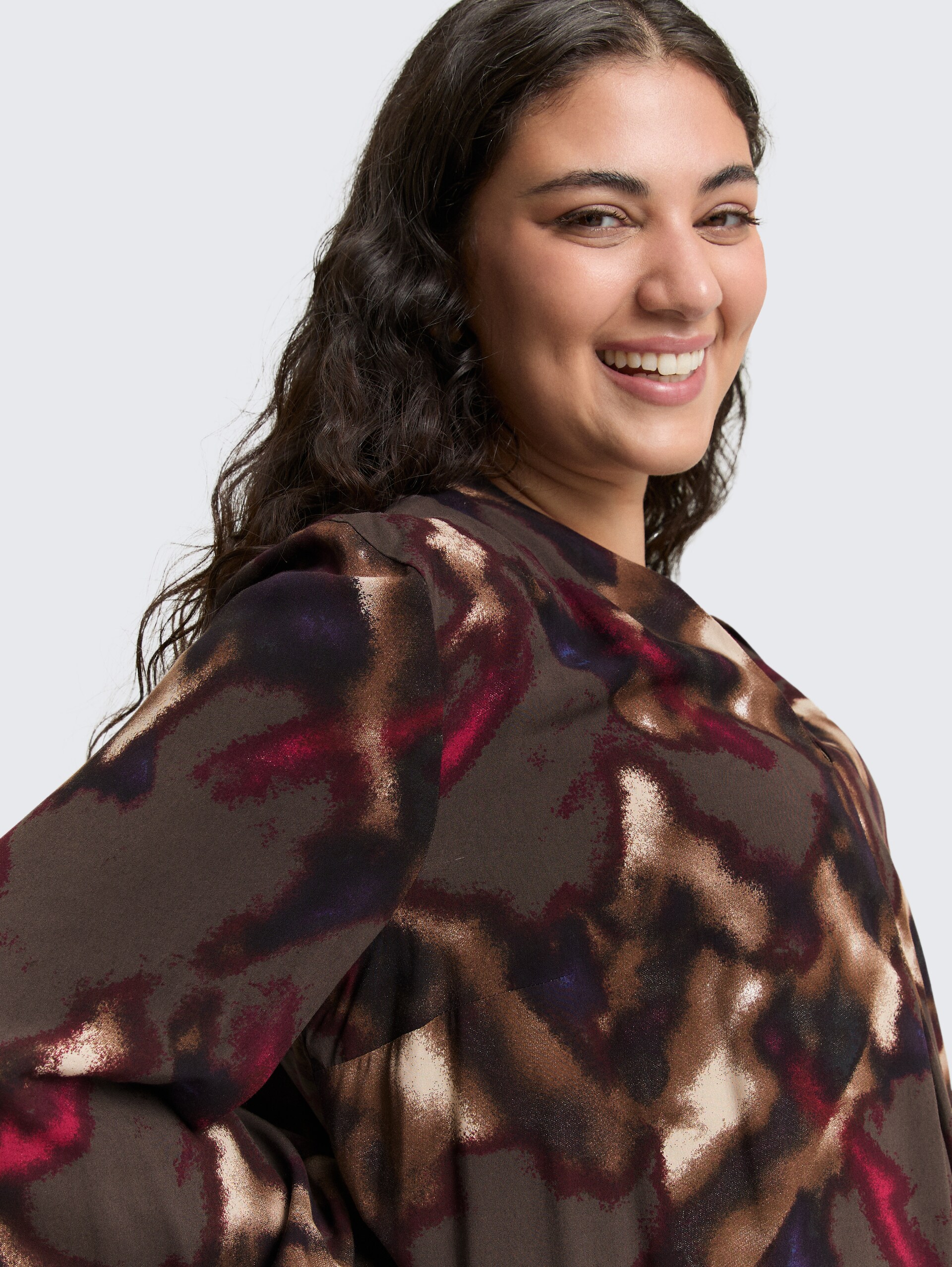 Plus Size - Bluse mit Muster - brown blurry argyle - Detail-Model-Ansicht
