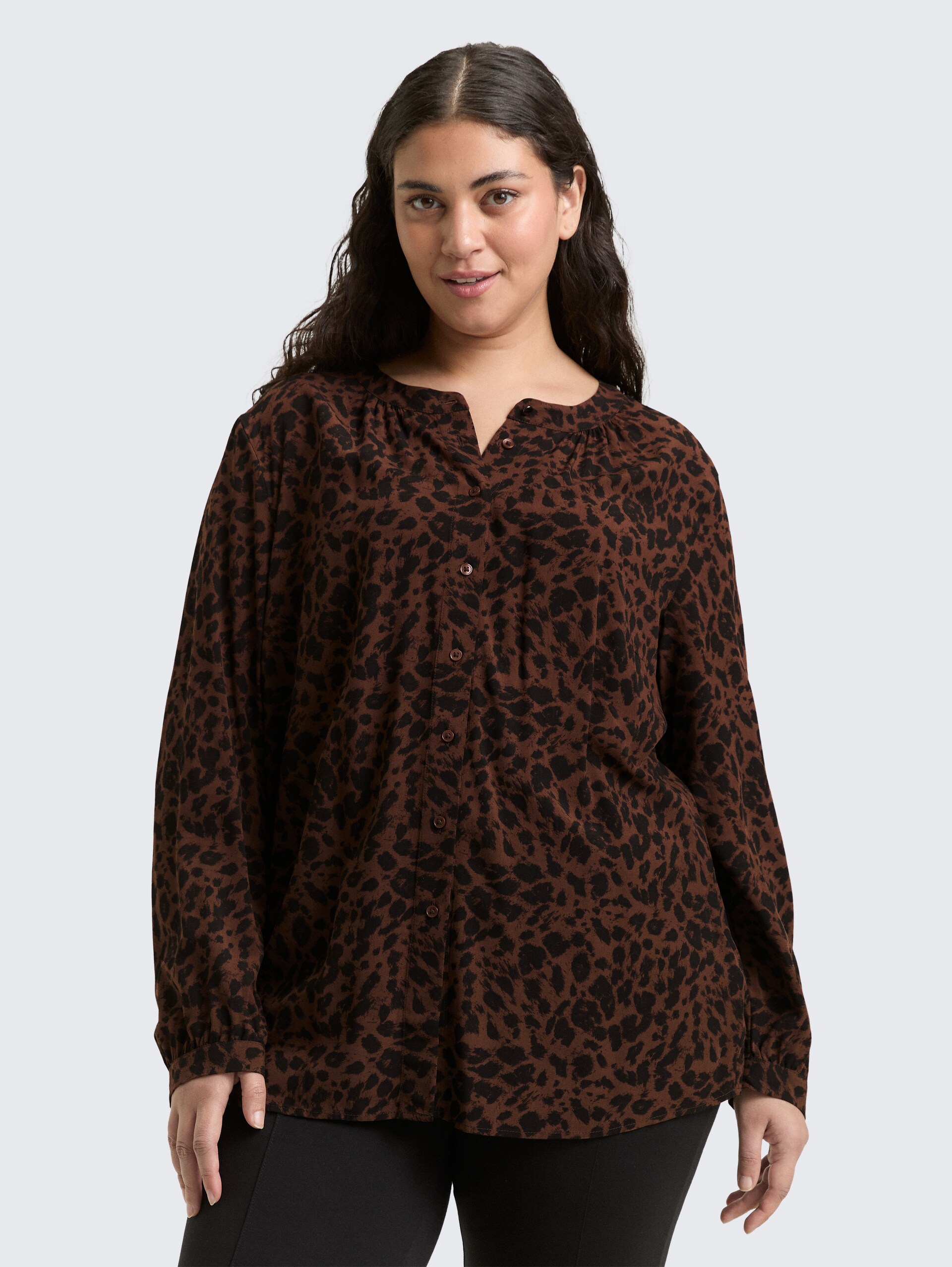 Plus Size - Bluse mit Leo-Print - brown black small leo print - Ausschnitt Model-Vorderansicht