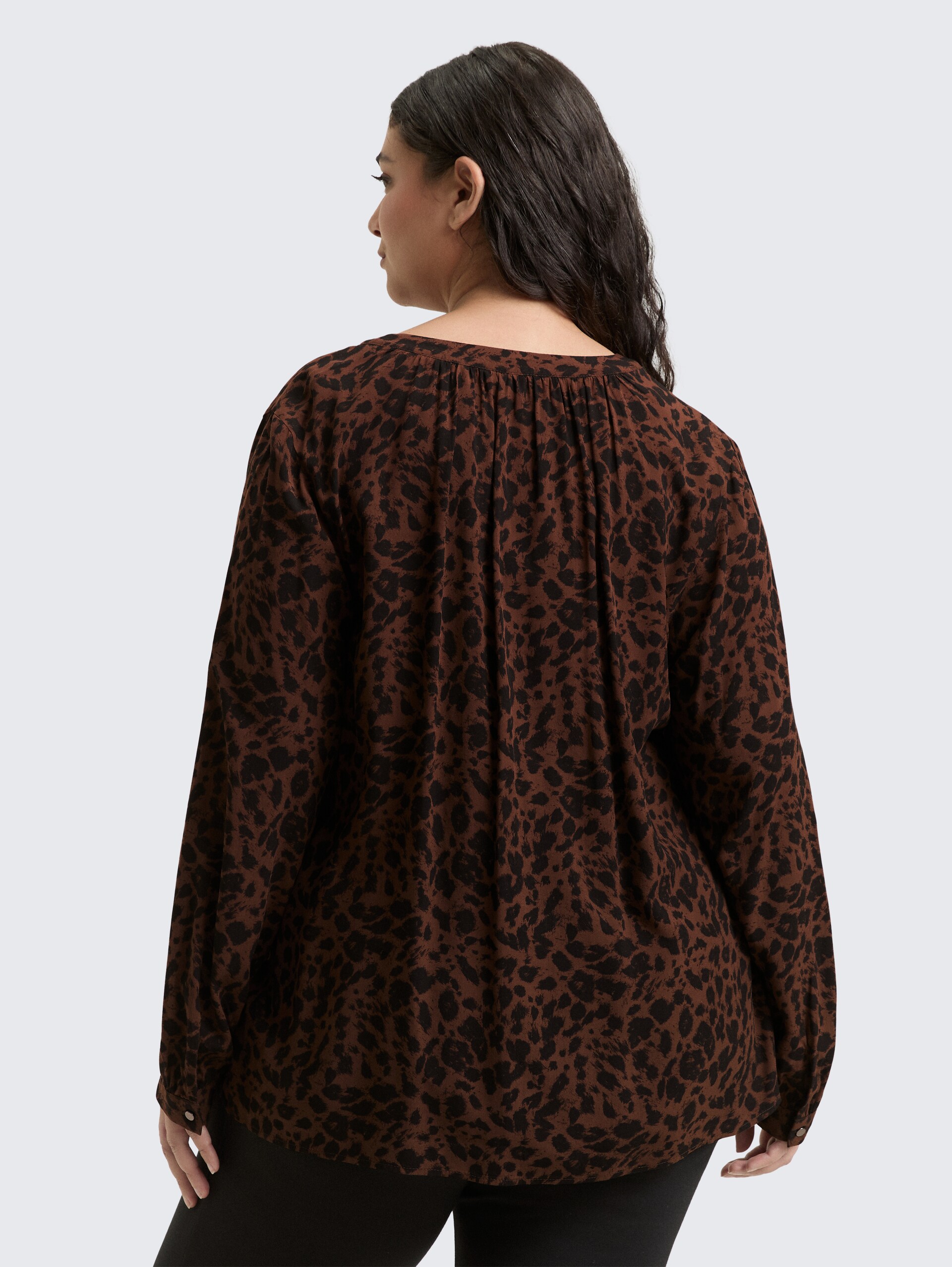 Plus Size - Bluse mit Leo-Print - brown black small leo print - Auschnitt Model-Rückansicht