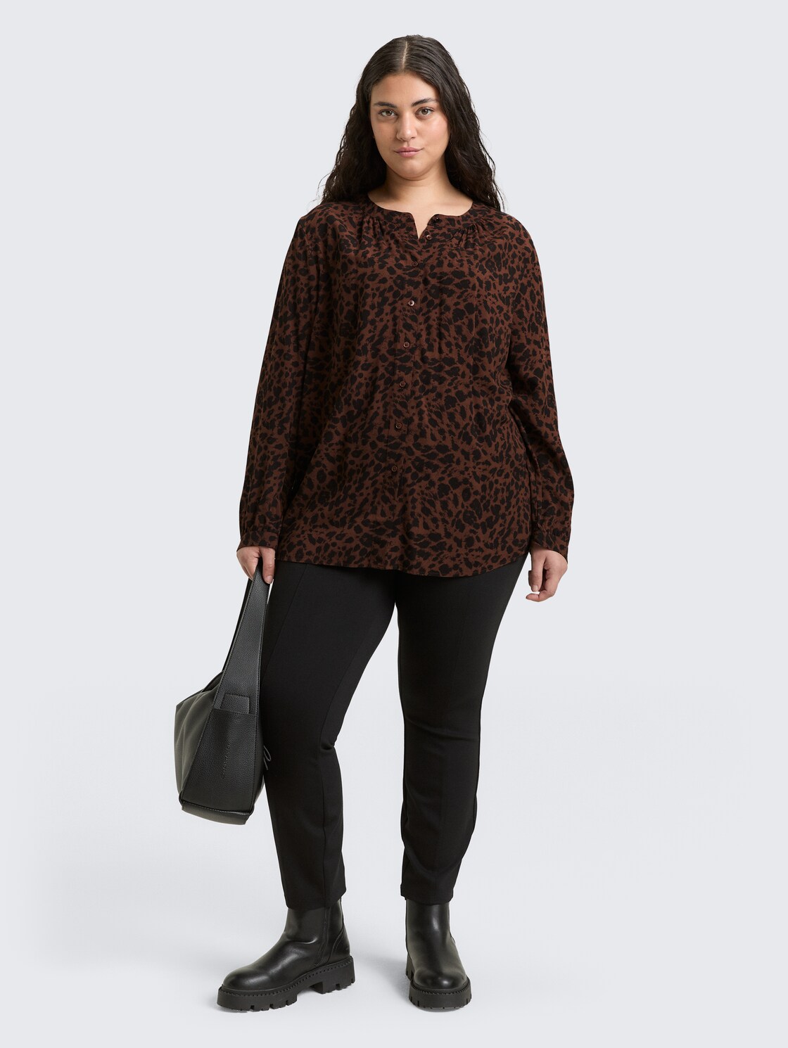 Plus Size - Bluse mit Leo-Print - brown black small leo print - Model-Vorderansicht