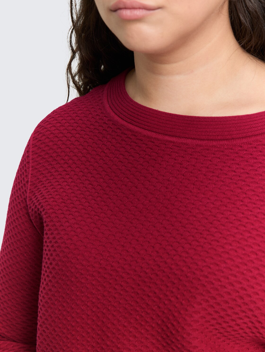 Plus Size - Loose Fit Strickpullover aus Baumwolle - Rumba Red - Detail-Model-Ansicht