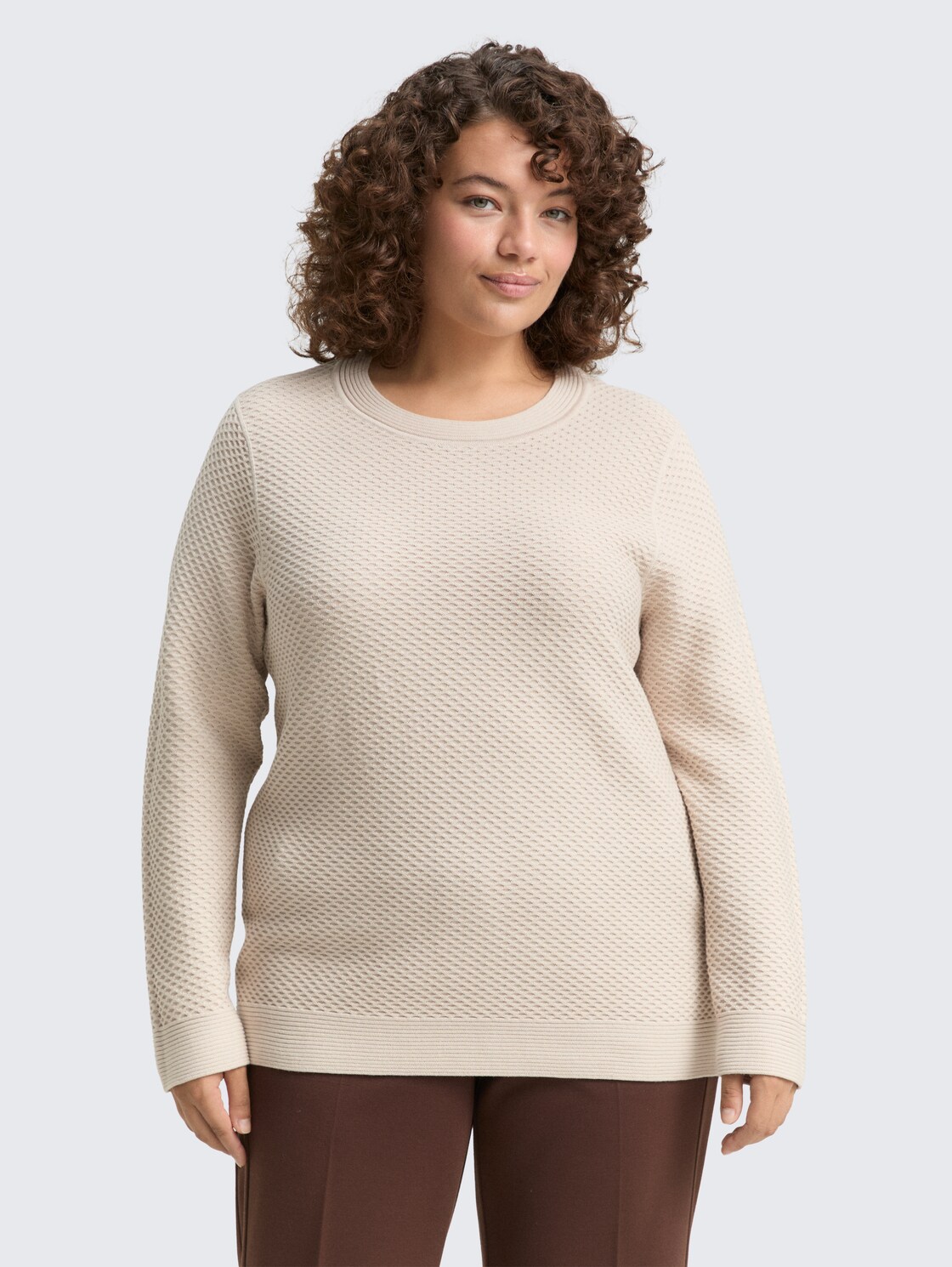 Plus Size - Loose Fit Strickpullover aus Baumwolle - sand stone beige - Ausschnitt Model-Vorderansicht