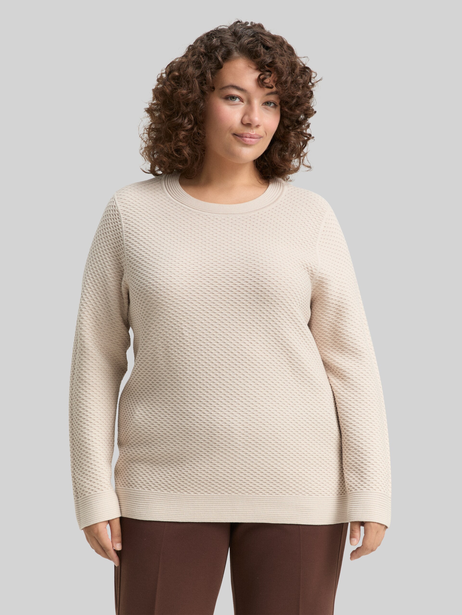 Plus Size - Loose Fit Strickpullover aus Baumwolle - sand stone beige - Ausschnitt Model-Vorderansicht
