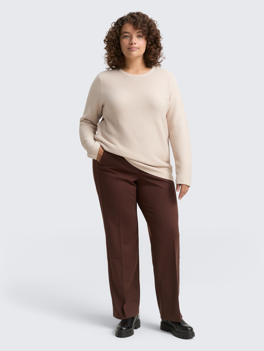 Plus Size - Loose Fit Strickpullover aus Baumwolle - sand stone beige - Model-Vorderansicht