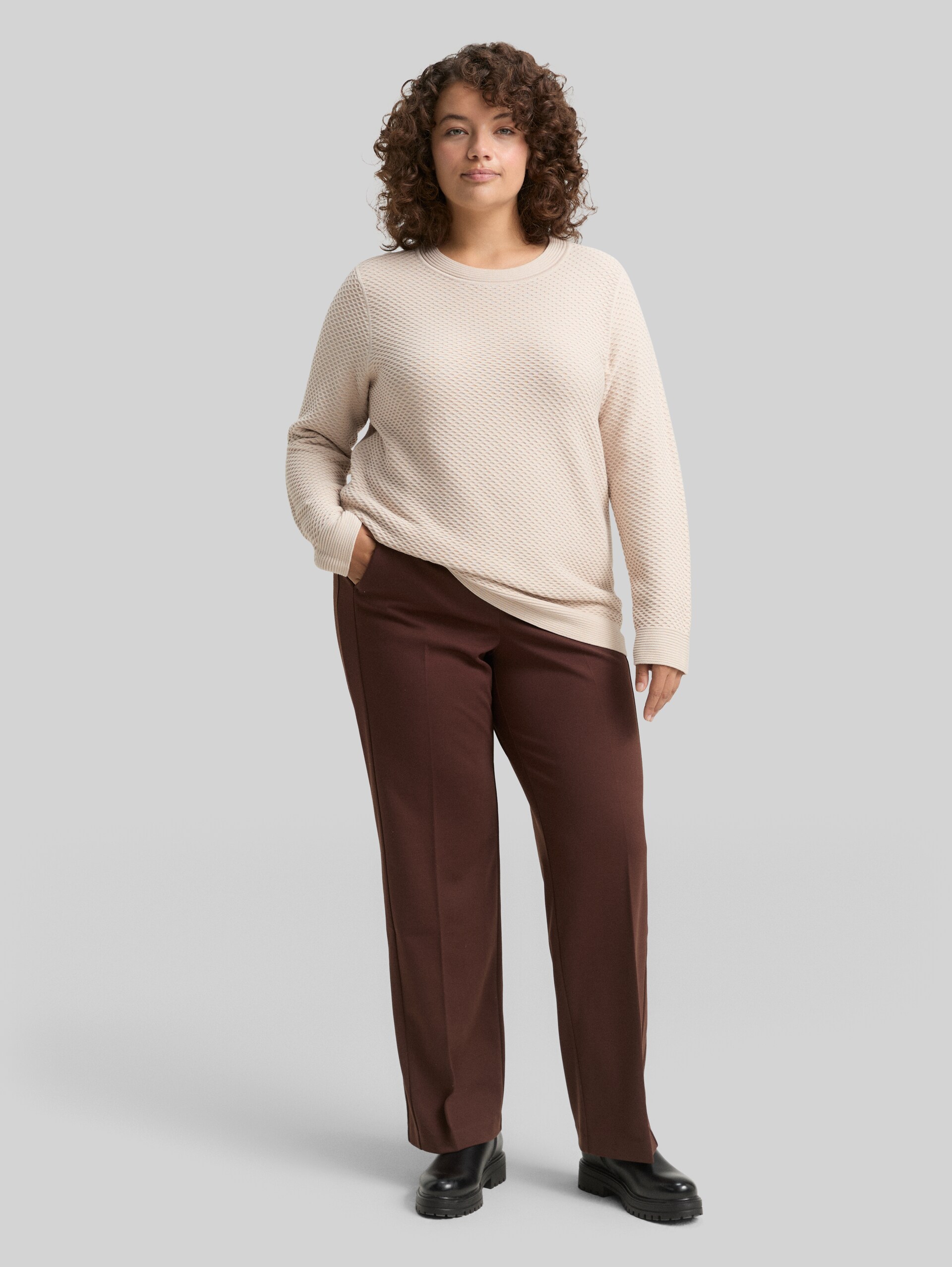 Plus Size - Loose Fit Strickpullover aus Baumwolle - sand stone beige - Model-Vorderansicht