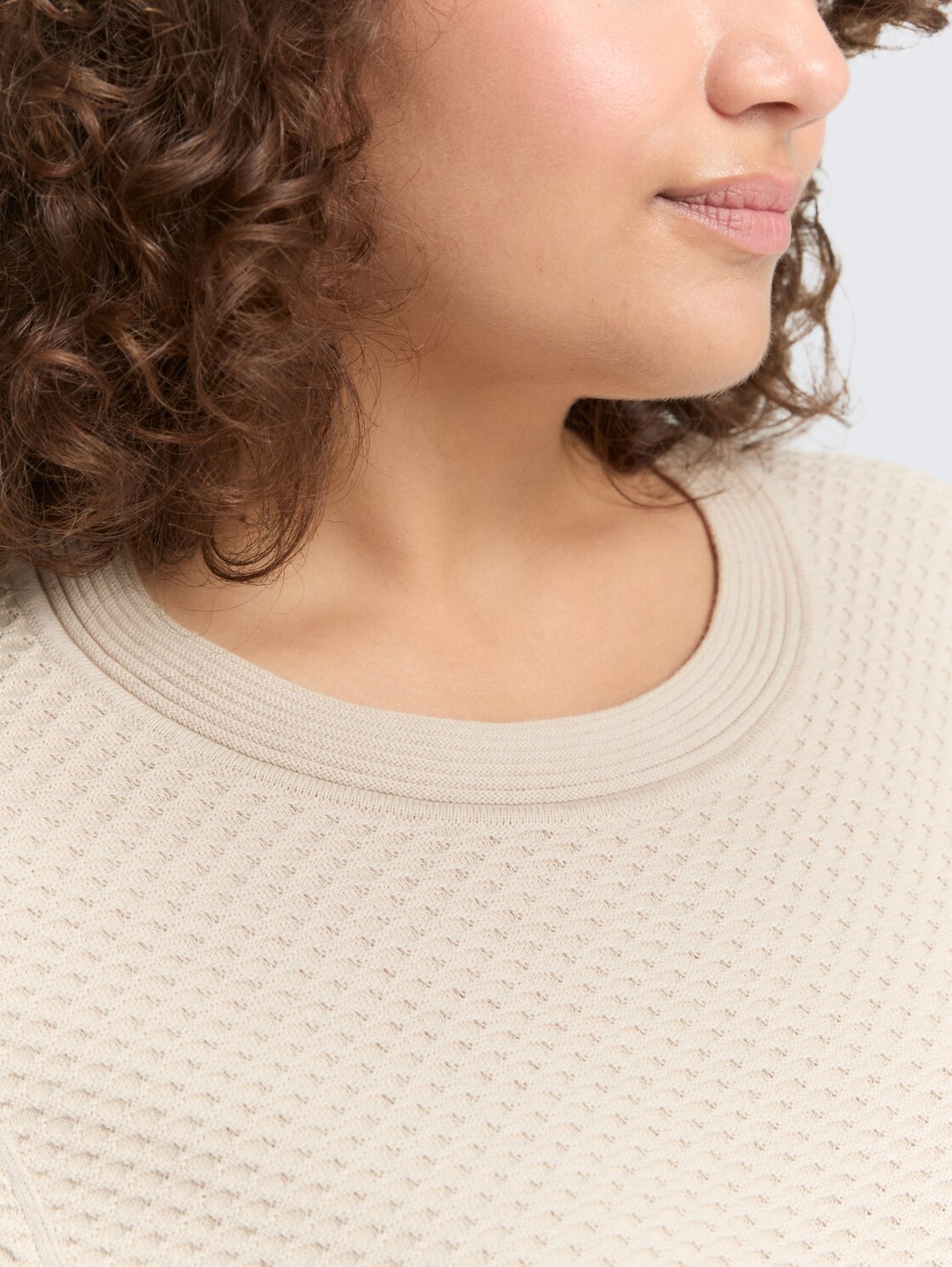 Plus Size - Loose Fit Strickpullover aus Baumwolle - sand stone beige - Detail-Model-Ansicht