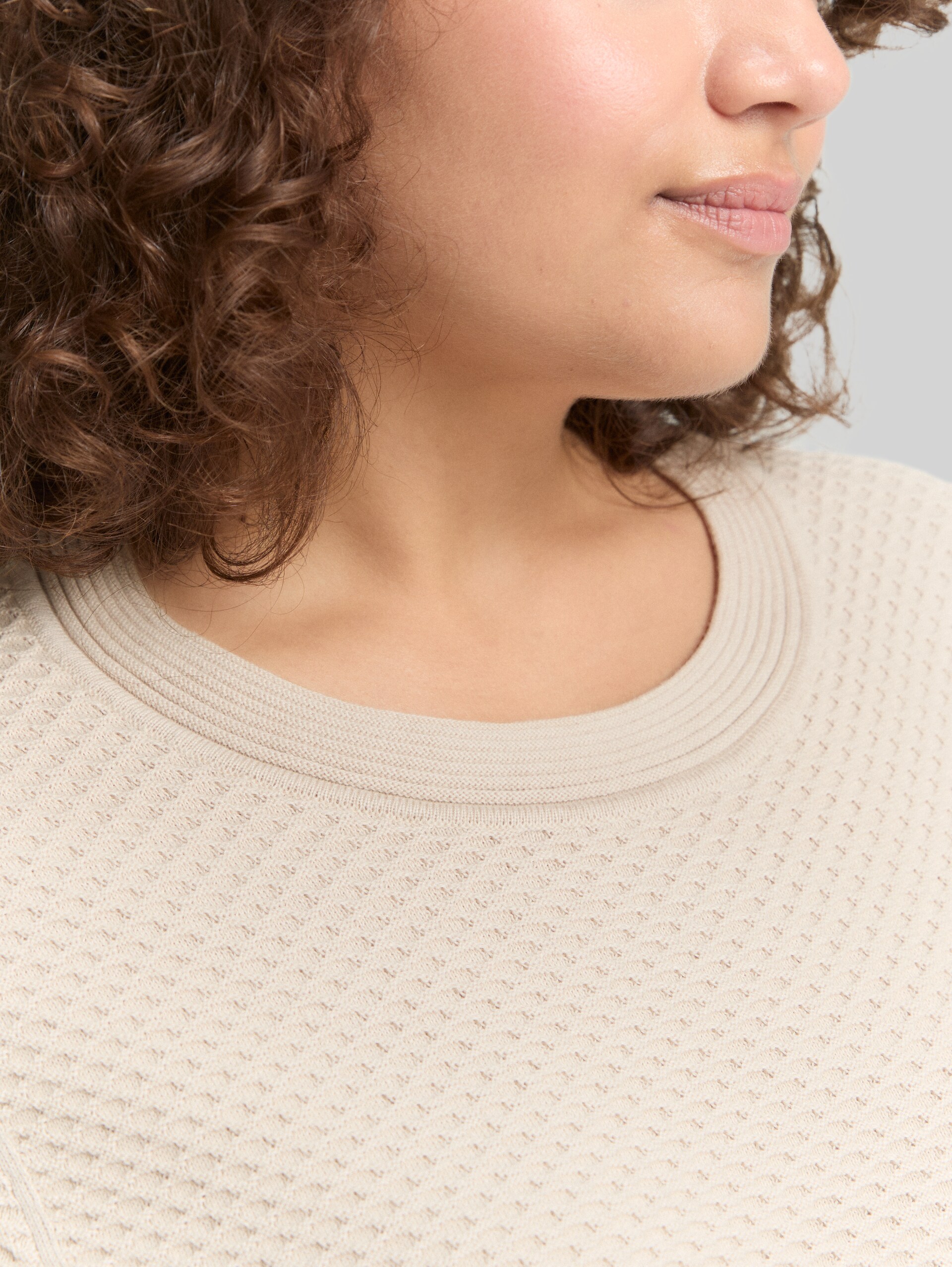 Plus Size - Loose Fit Strickpullover aus Baumwolle - sand stone beige - Detail-Model-Ansicht