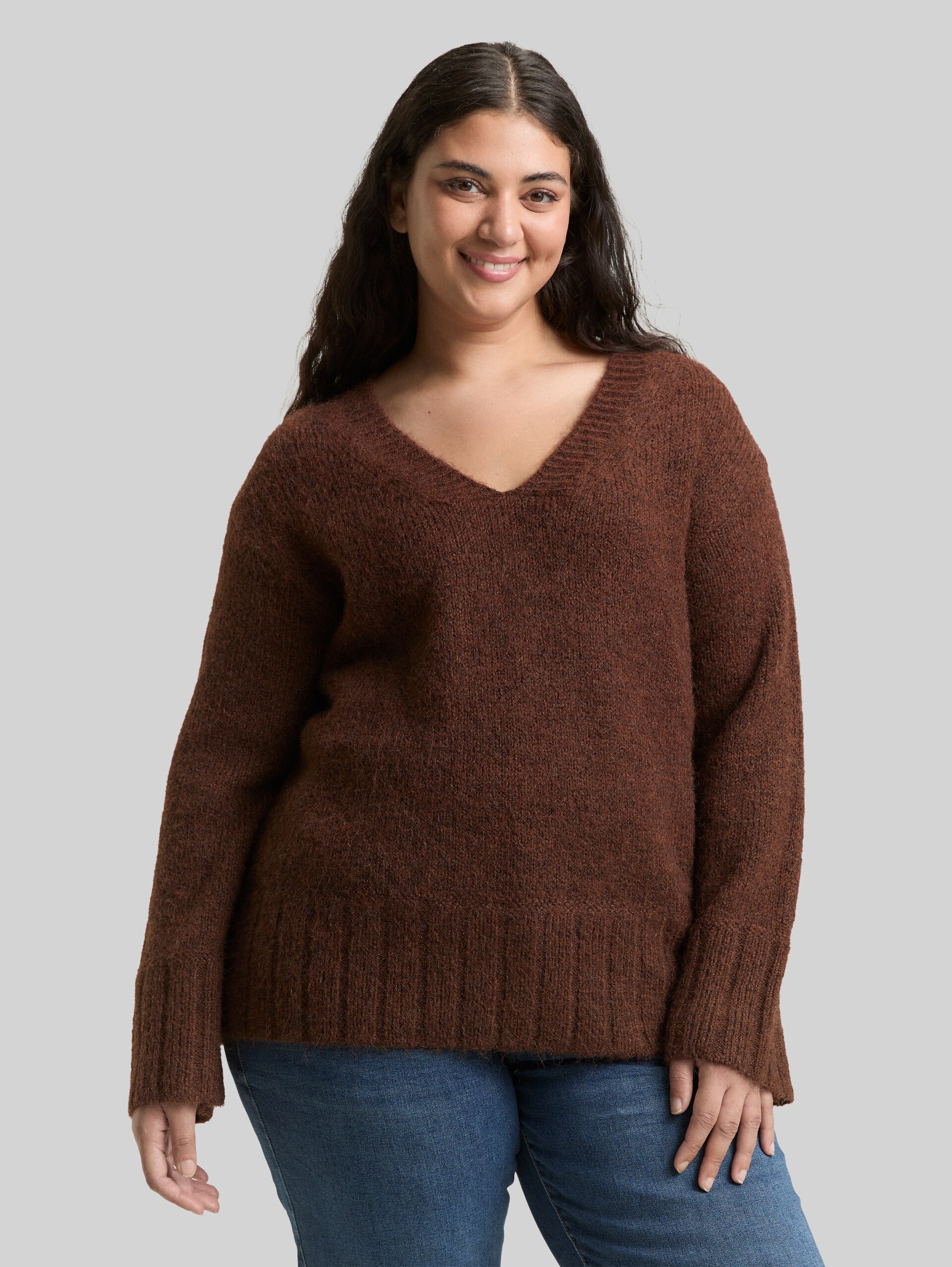 Plus Size - Loose Fit Strickpullover mit Wollanteil - dark pecan brown melange - Ausschnitt Model-Vorderansicht