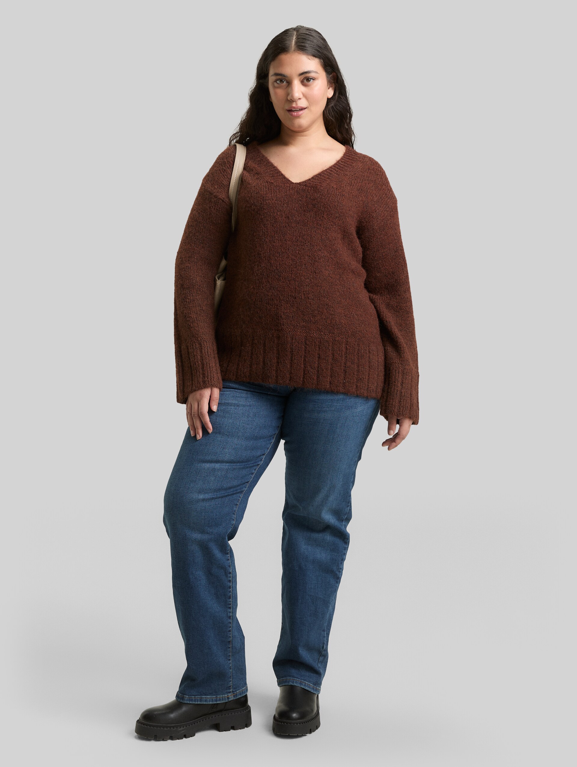 Plus Size - Loose Fit Strickpullover mit Wollanteil - dark pecan brown melange - Model-Vorderansicht