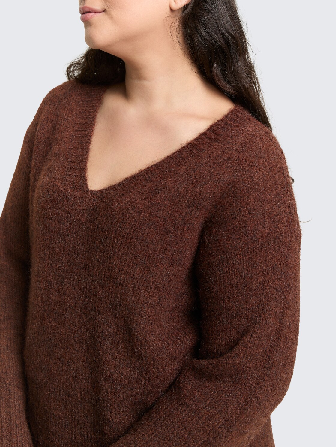 Plus Size - Loose Fit Strickpullover mit Wollanteil - dark pecan brown melange - Detail-Model-Ansicht