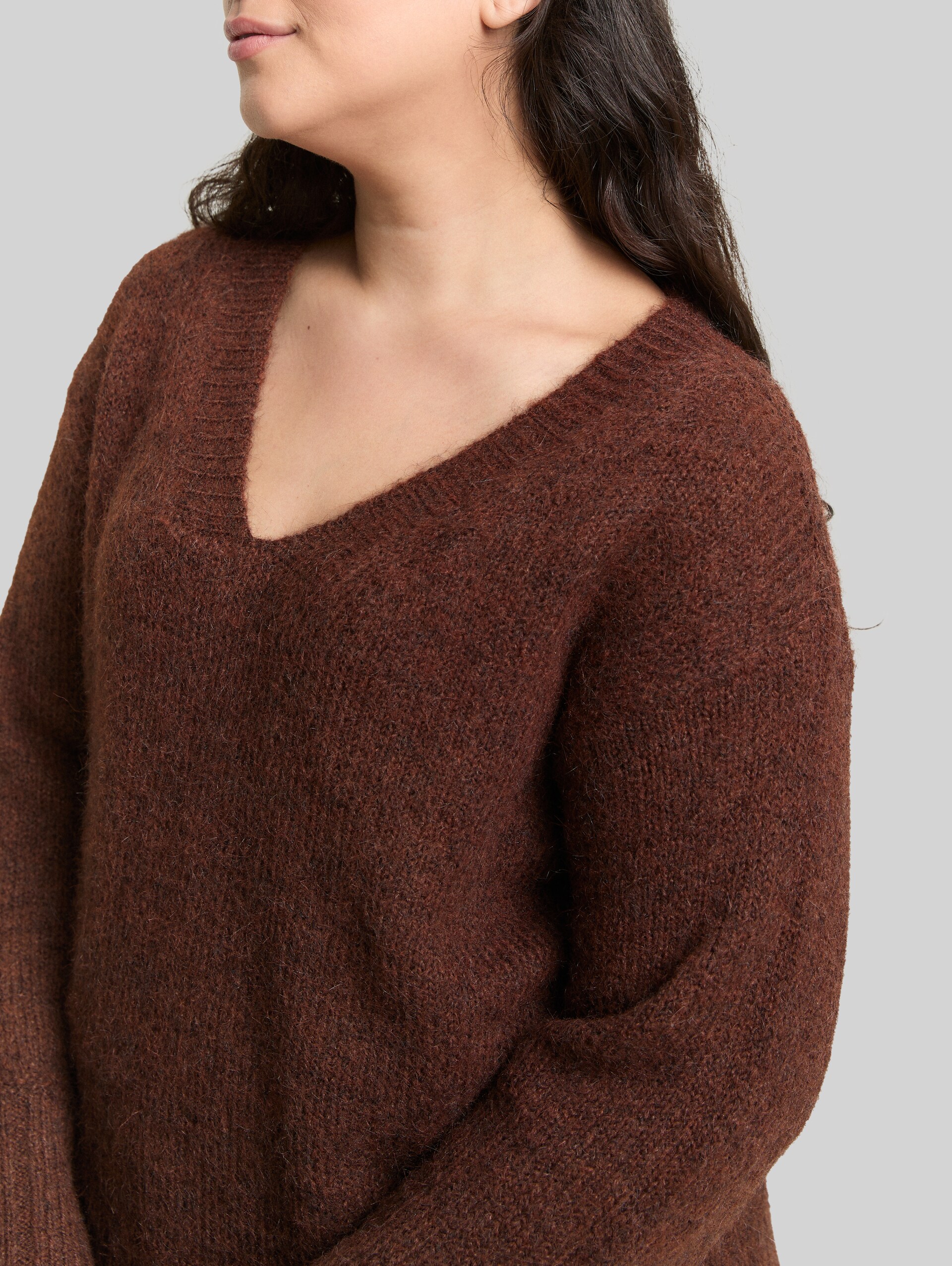 Plus Size - Loose Fit Strickpullover mit Wollanteil - dark pecan brown melange - Detail-Model-Ansicht