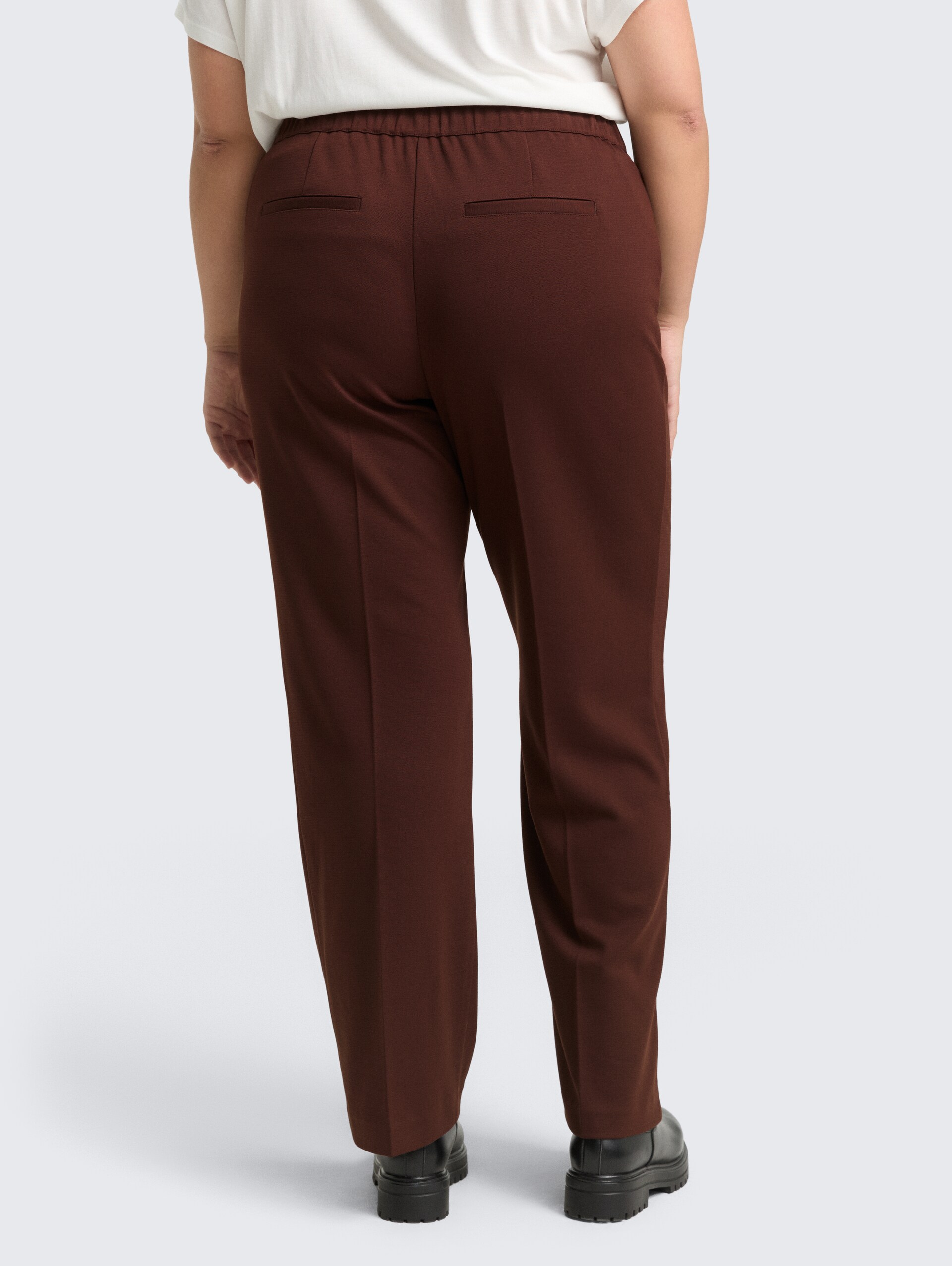 Plus Size - Straight Hose - dark pecan brown - Auschnitt Model-Rückansicht