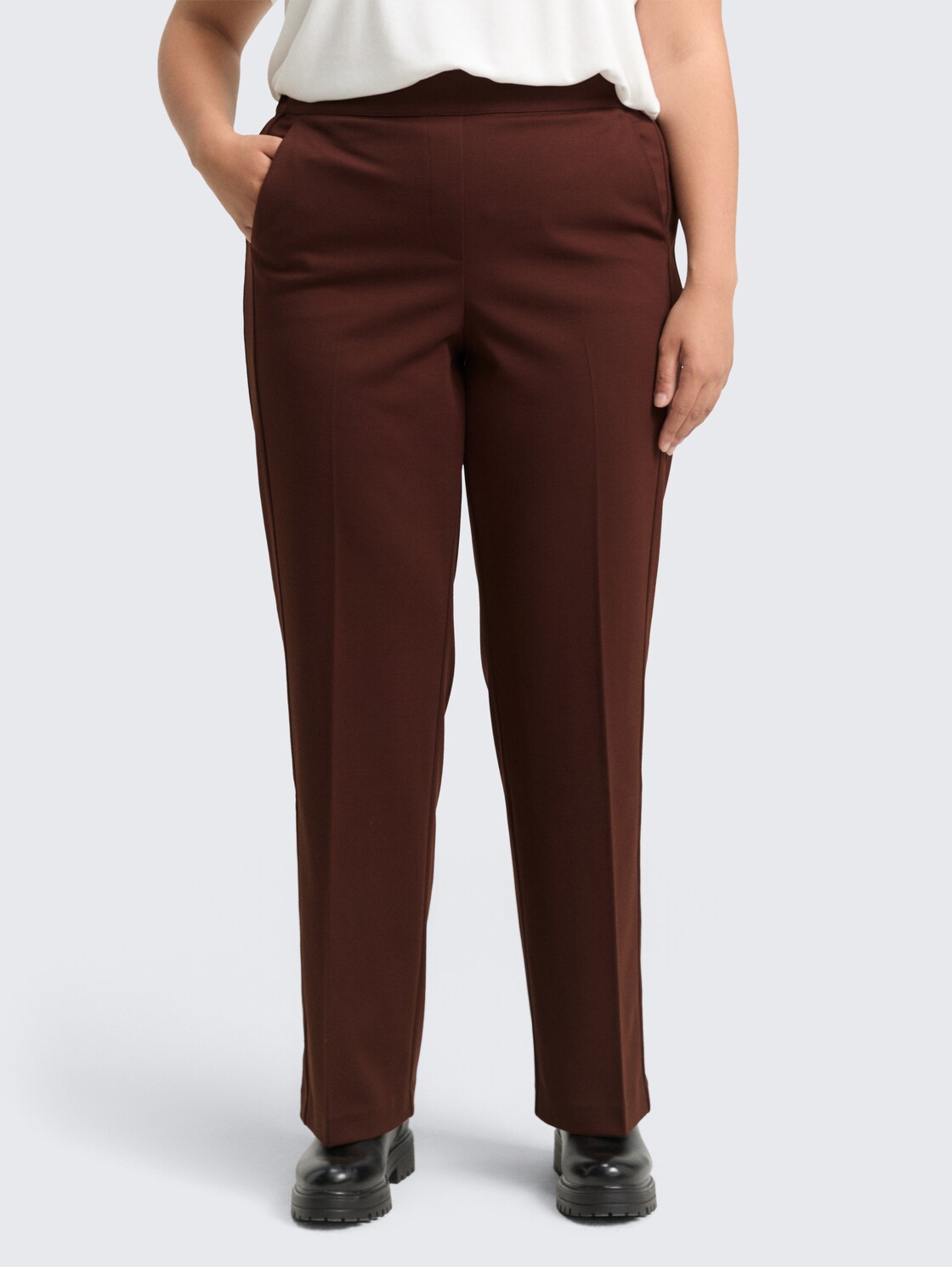 Plus Size - Straight Hose - dark pecan brown - Ausschnitt Model-Vorderansicht