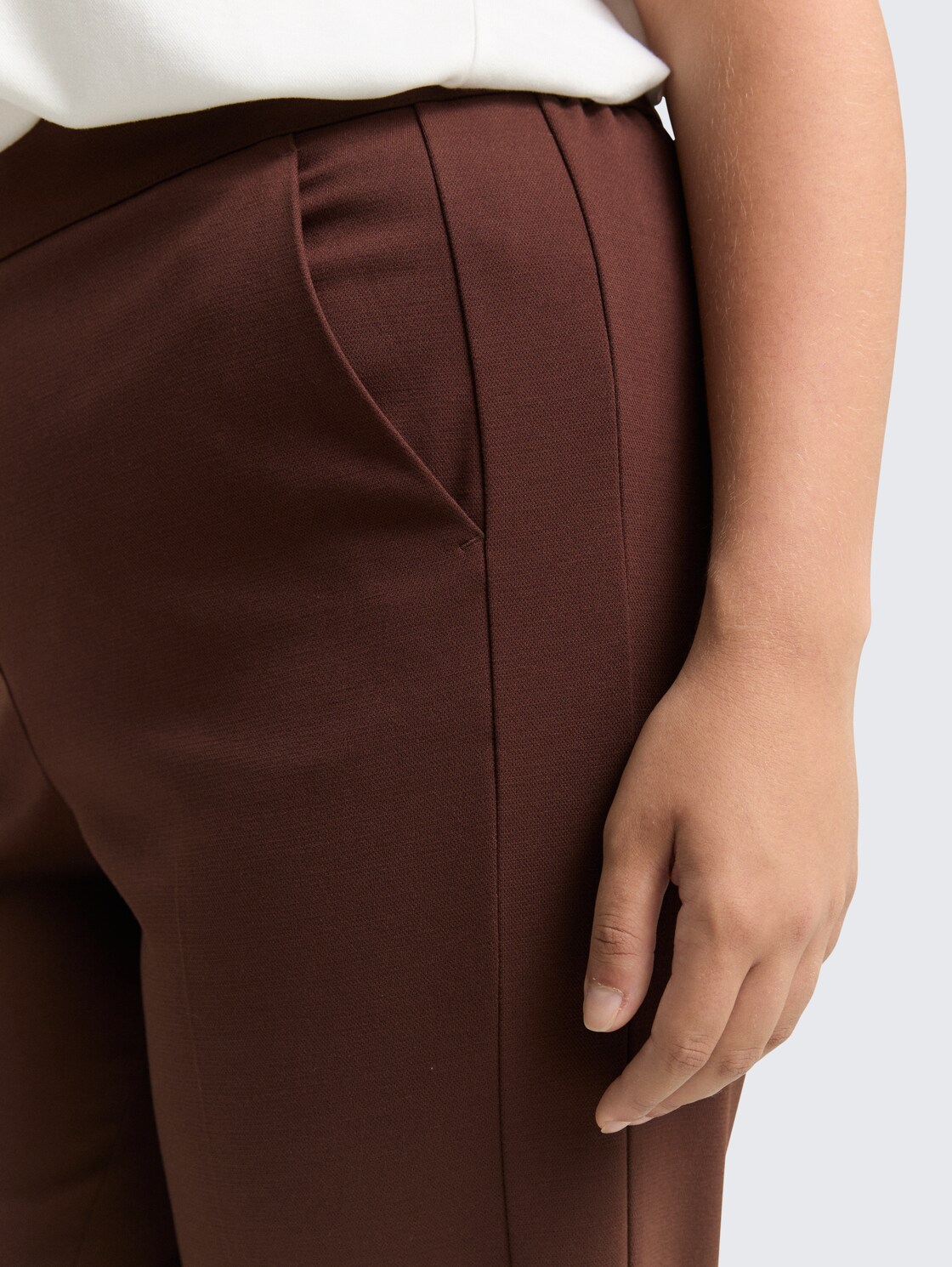 Plus Size - Straight Hose - dark pecan brown - Detail-Model-Ansicht