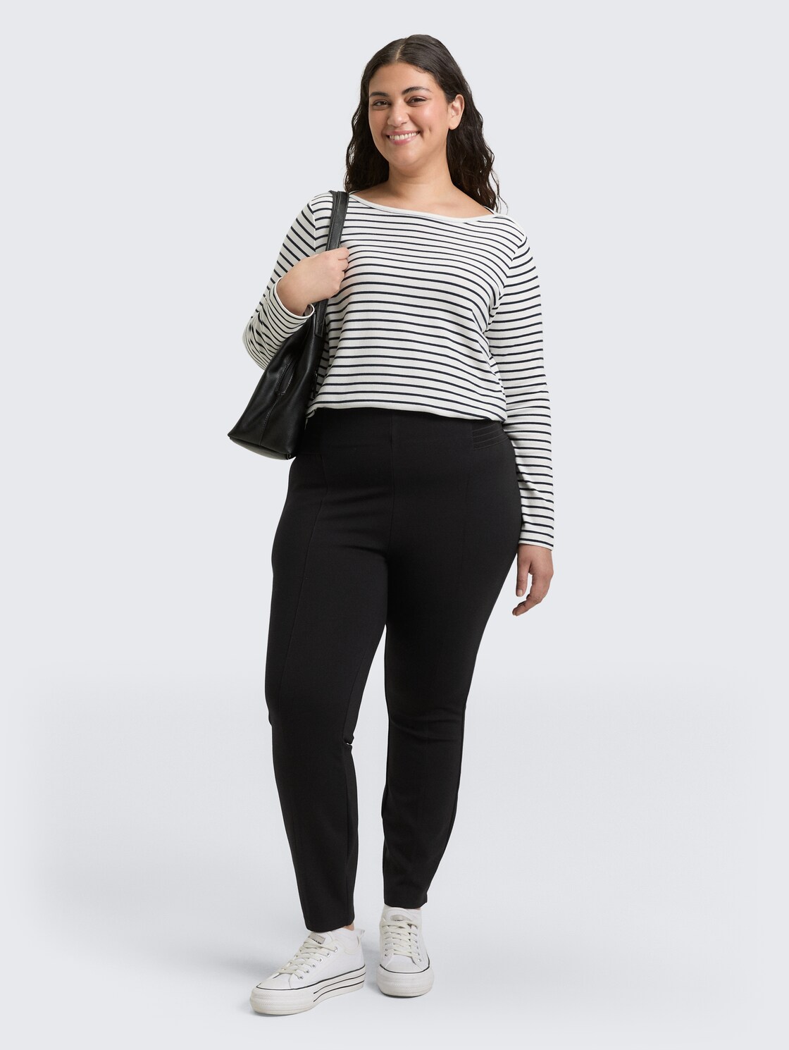 Plus Size - Treggings Hose mit elastischem Bund - deep black - Model-Vorderansicht
